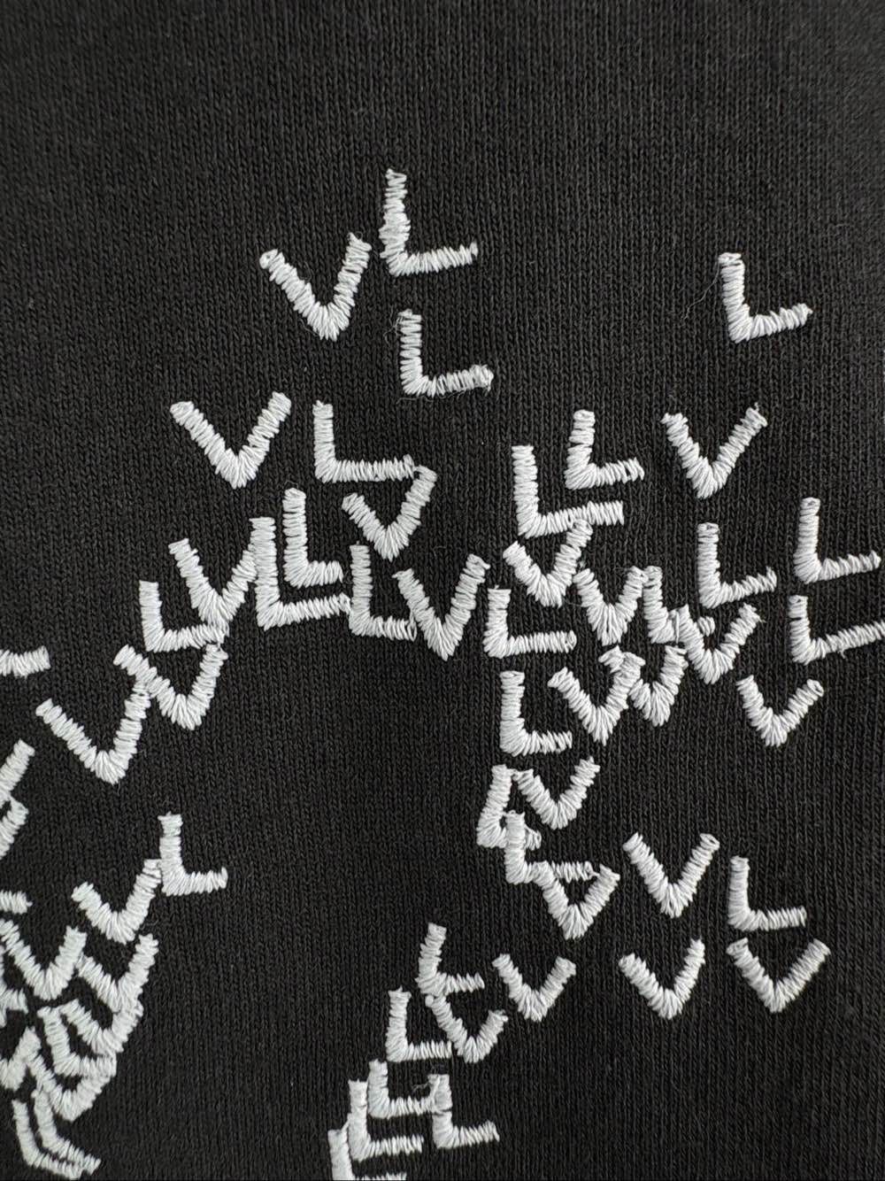 Louis Vuitton Louis Vuitton Embroidered Logo T-Shirt Size XL Size US XL / EU 56 / 4 - 6 Thumbnail