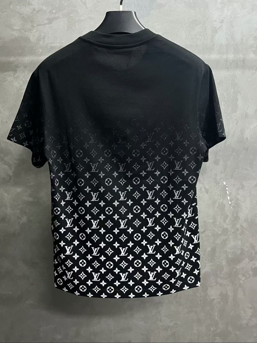 Louis Vuitton Louis Vuitton Monogram Gradient T-Shirt Size S Size US S / EU 44-46 / 1 - 2 Thumbnail