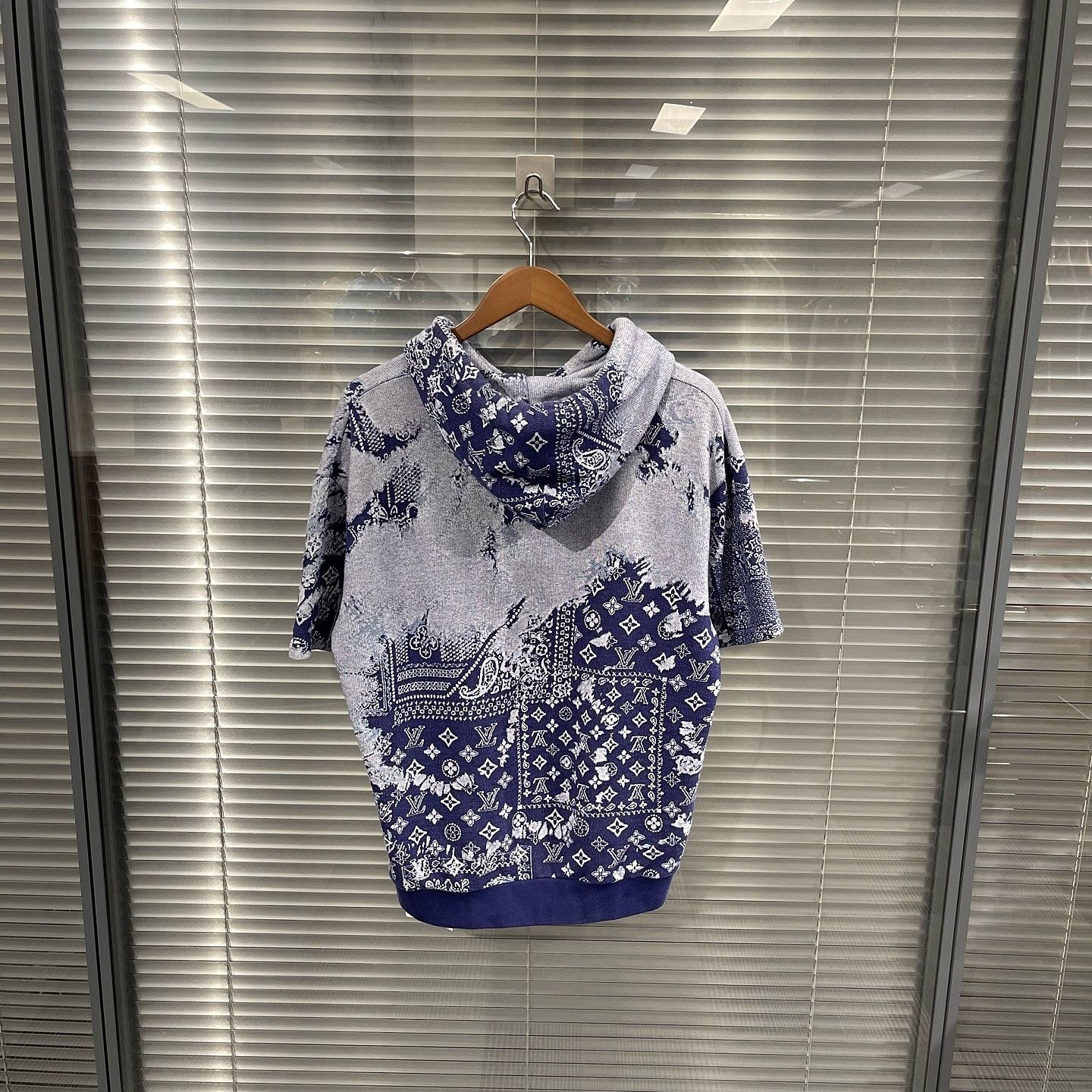 Louis Vuitton Louis Vuitton Bandana Print Short Sleeve Hoodie Size M Size US M / EU 48-50 / 2 - 2 Thumbnail