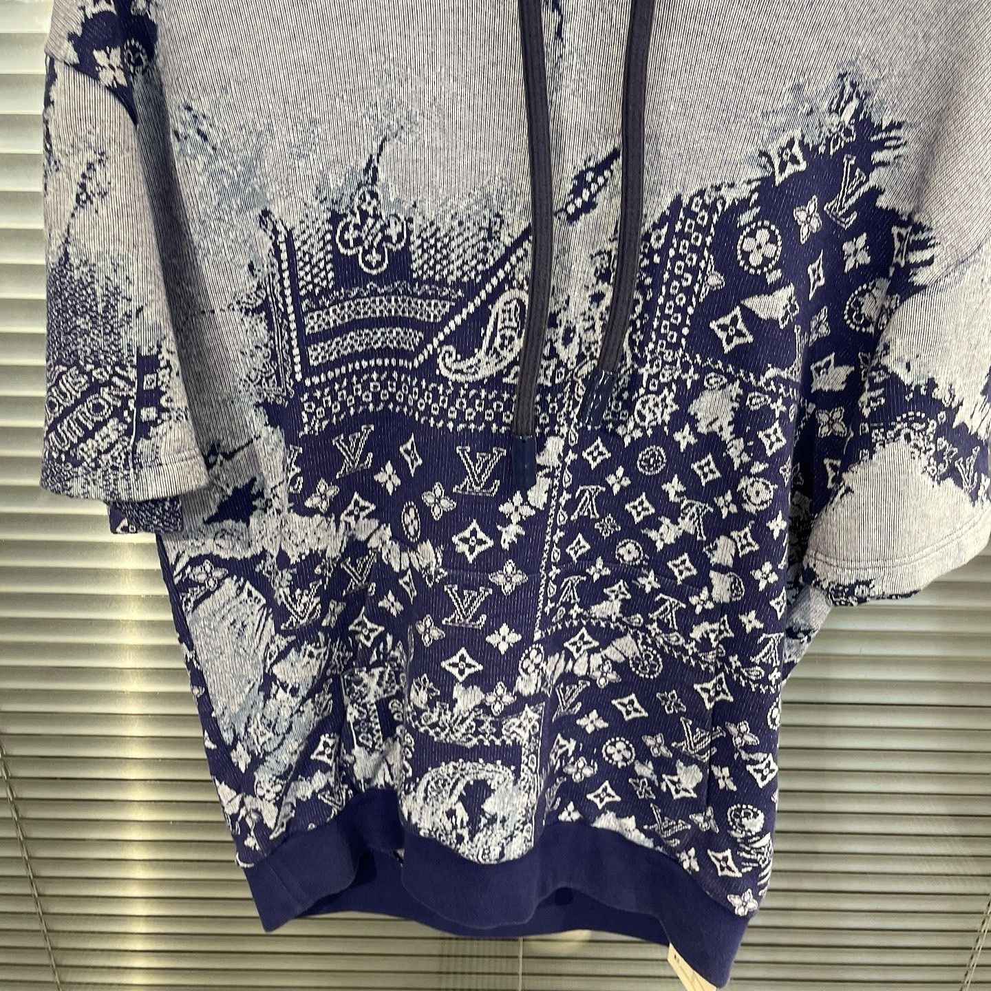 Louis Vuitton Louis Vuitton Bandana Print Short Sleeve Hoodie Size M Size US M / EU 48-50 / 2 - 7 Thumbnail