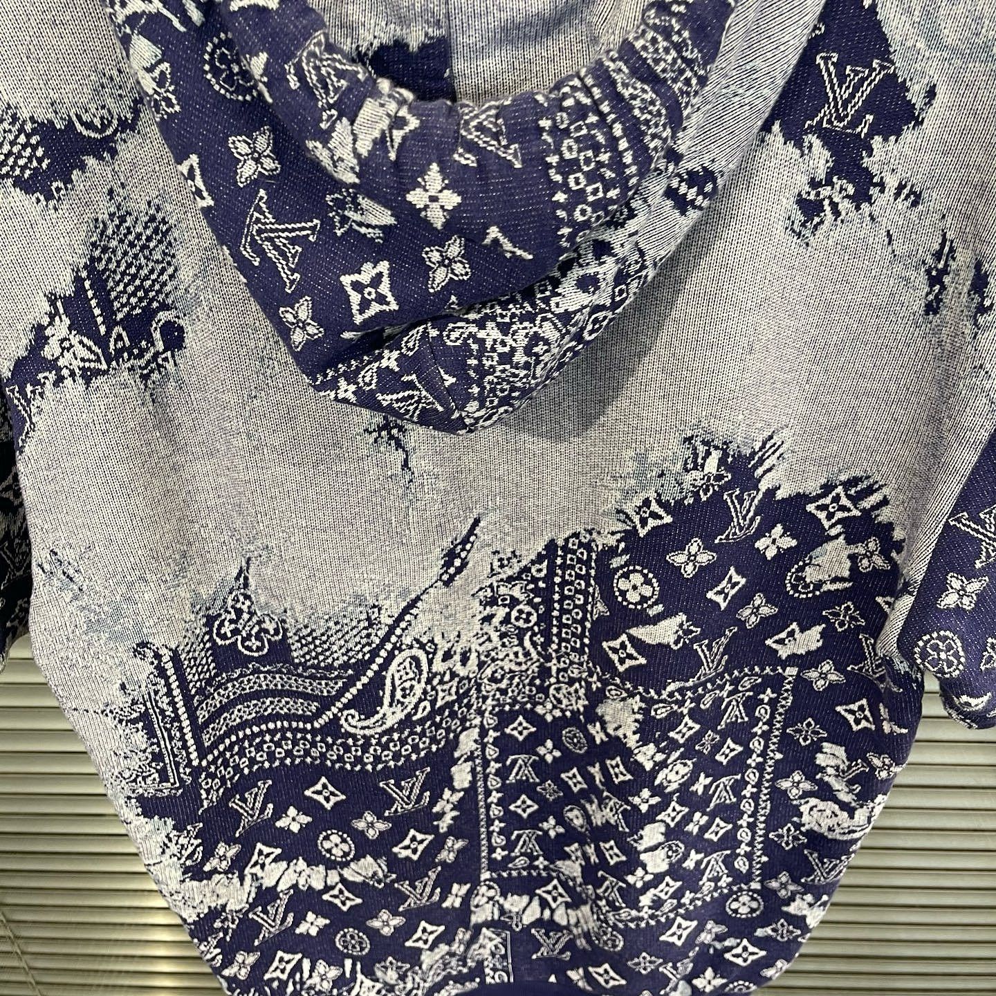 Louis Vuitton Louis Vuitton Bandana Print Short Sleeve Hoodie Size M Size US M / EU 48-50 / 2 - 8 Thumbnail
