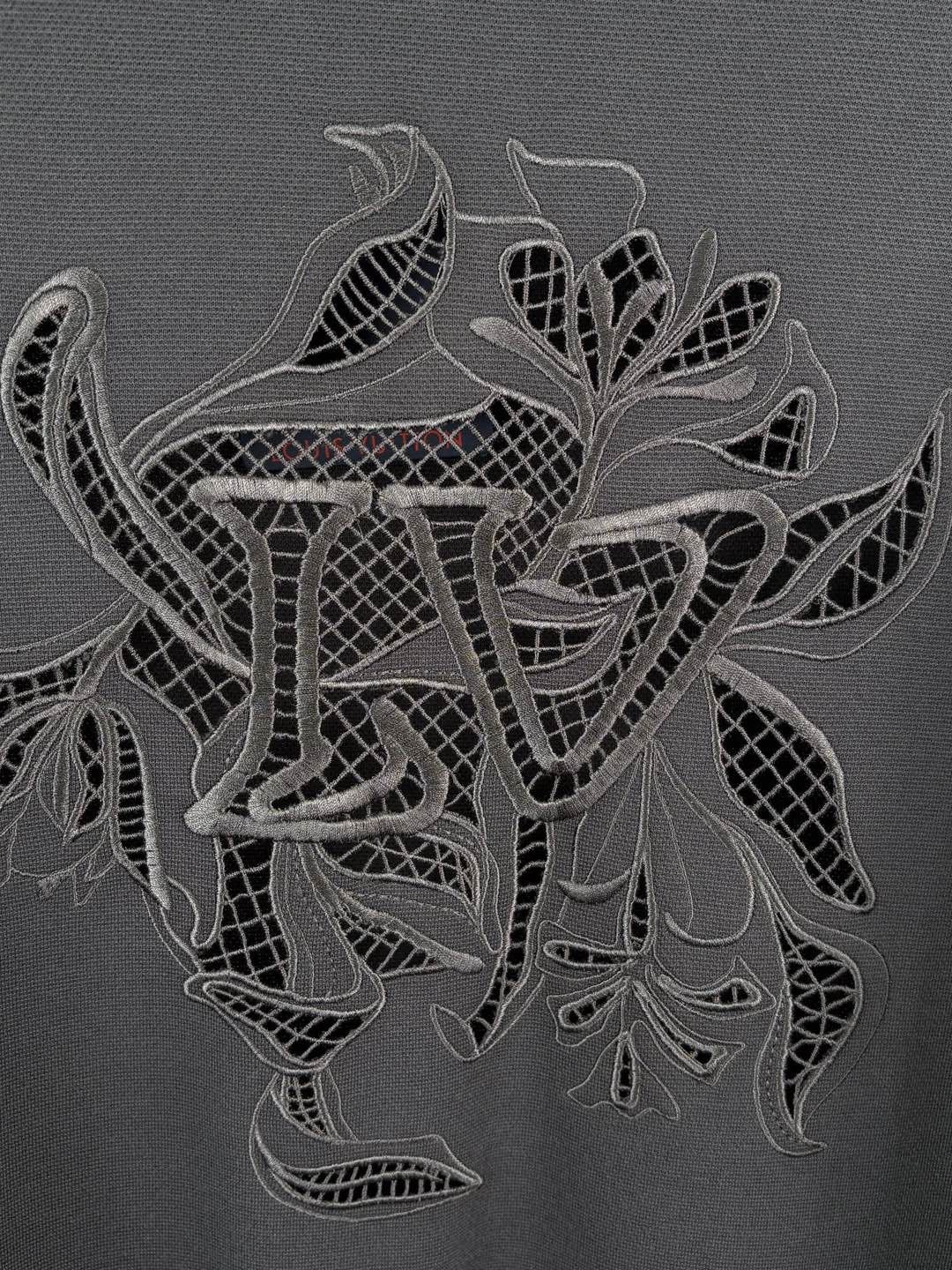 Louis Vuitton Louis Vuitton Embroidered Logo T-Shirt Size XXL Size US XXL / EU 58 / 5 - 6 Thumbnail