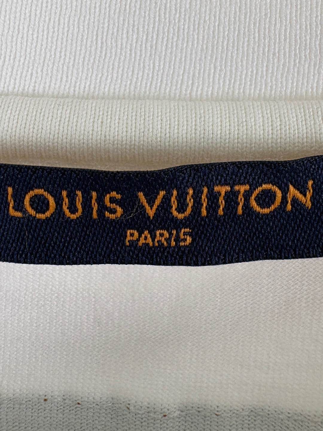 Louis Vuitton Louis Vuitton Embossed Logo T-Shirt Size XL Size US XL / EU 56 / 4 - 3 Thumbnail