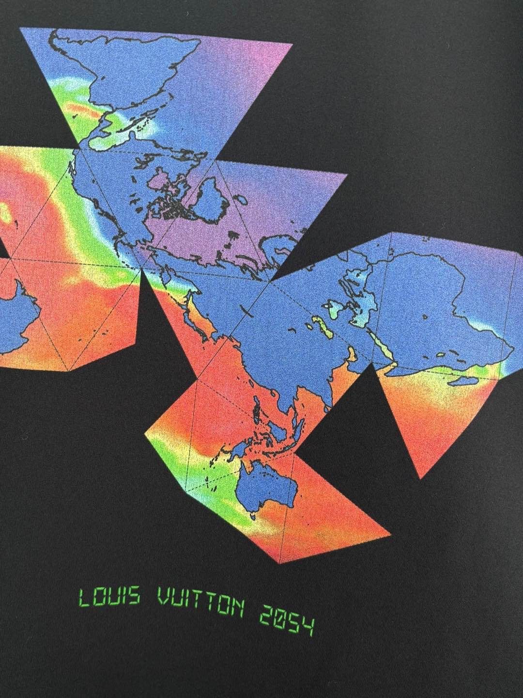 Louis Vuitton Louis Vuitton 2054 Graphic T-Shirt US S Size US S / EU 44-46 / 1 - 6 Thumbnail