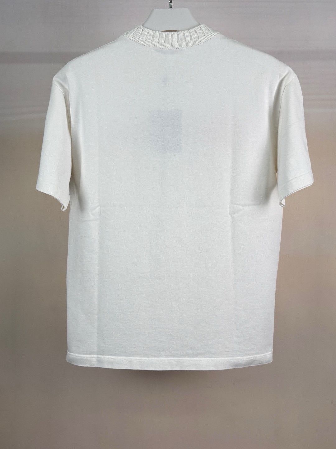 Louis Vuitton Louis Vuitton Red Logo Embroidery T-Shirt Size M Size US M / EU 48-50 / 2 - 2 Thumbnail