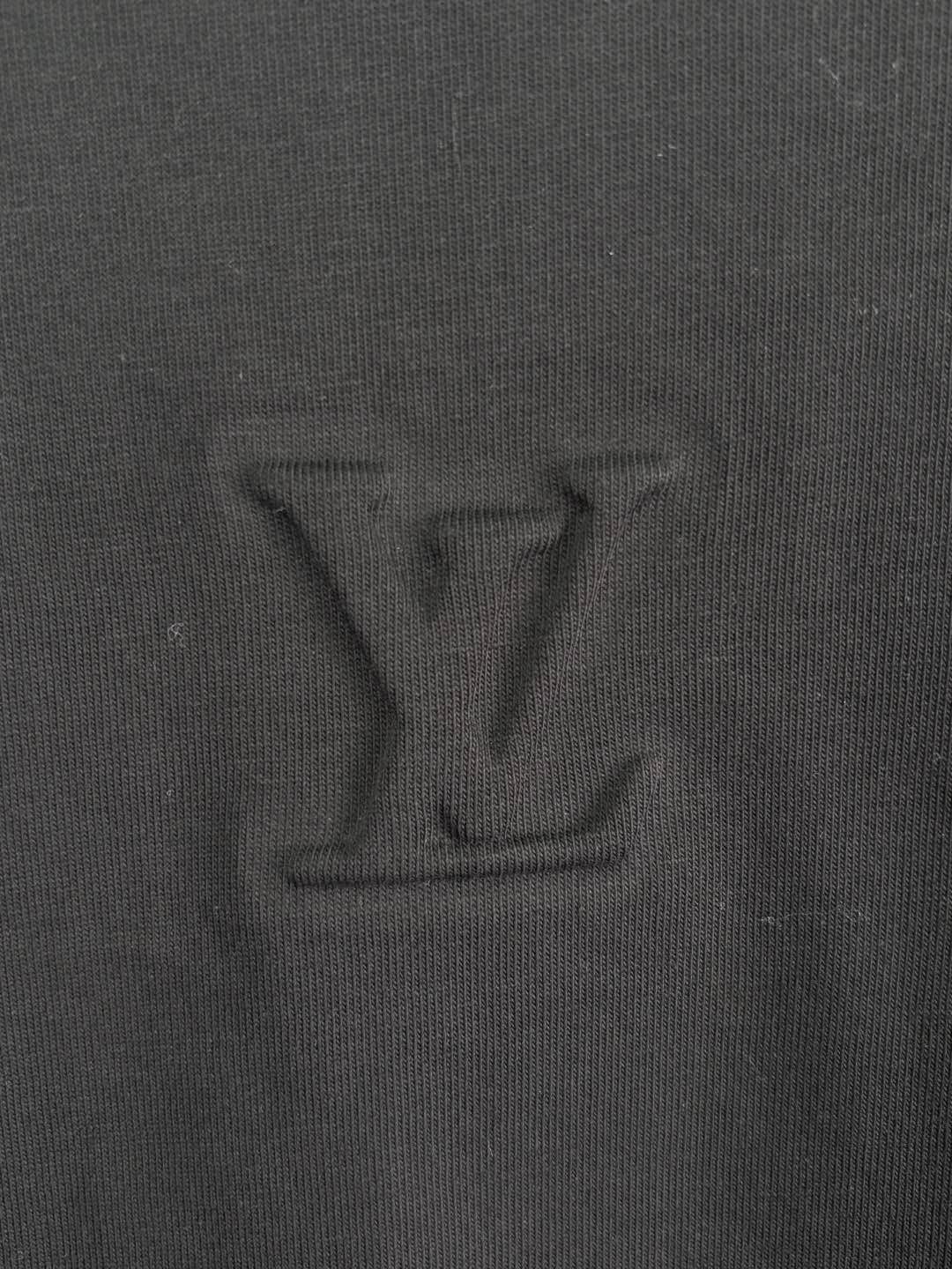 Louis Vuitton Louis Vuitton Embossed Logo T-Shirt Blue Size L Size US L / EU 52-54 / 3 - 6 Thumbnail