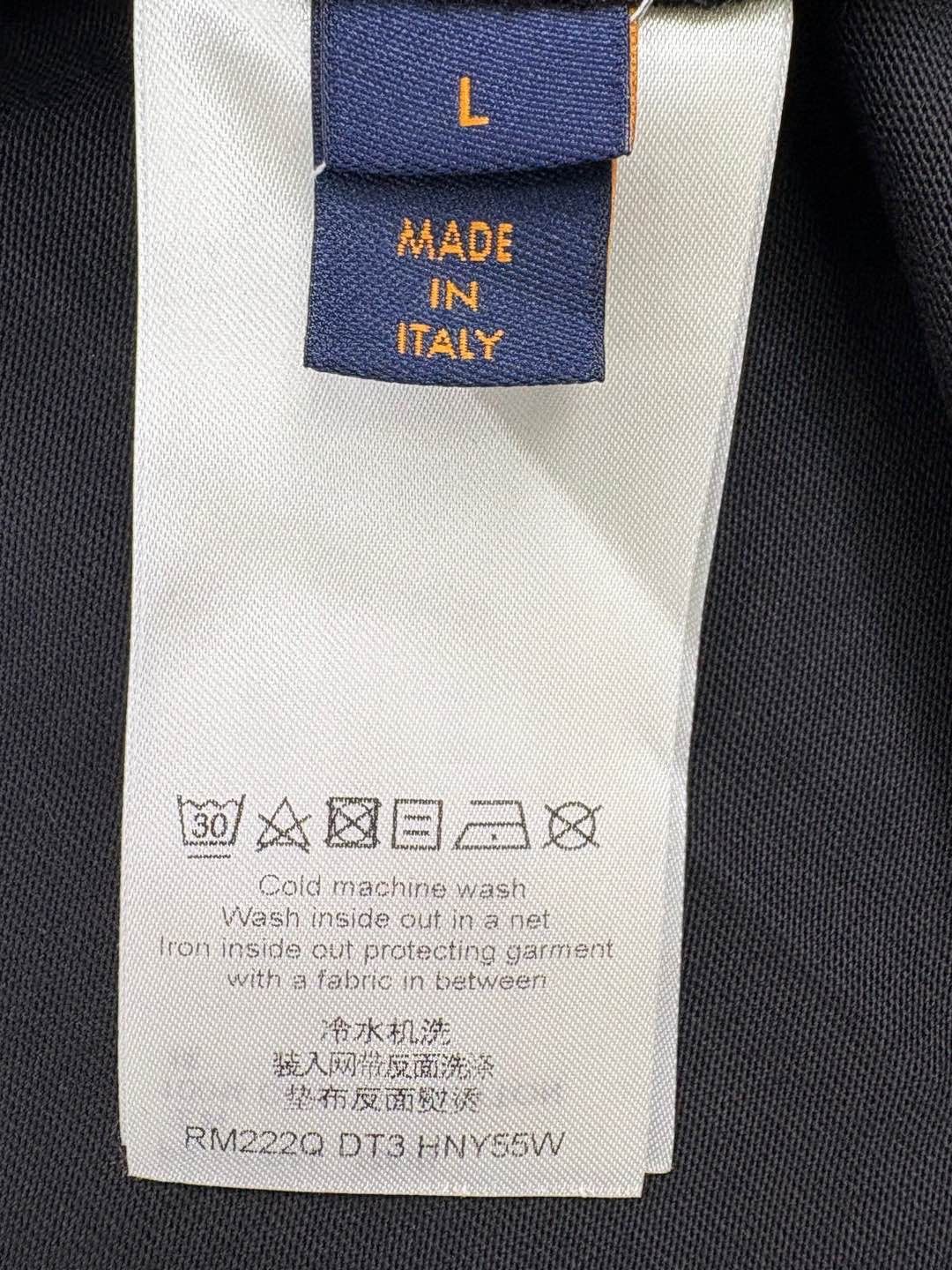 Louis Vuitton Louis Vuitton Embossed Logo T-Shirt Blue Size L Size US L / EU 52-54 / 3 - 4 Thumbnail