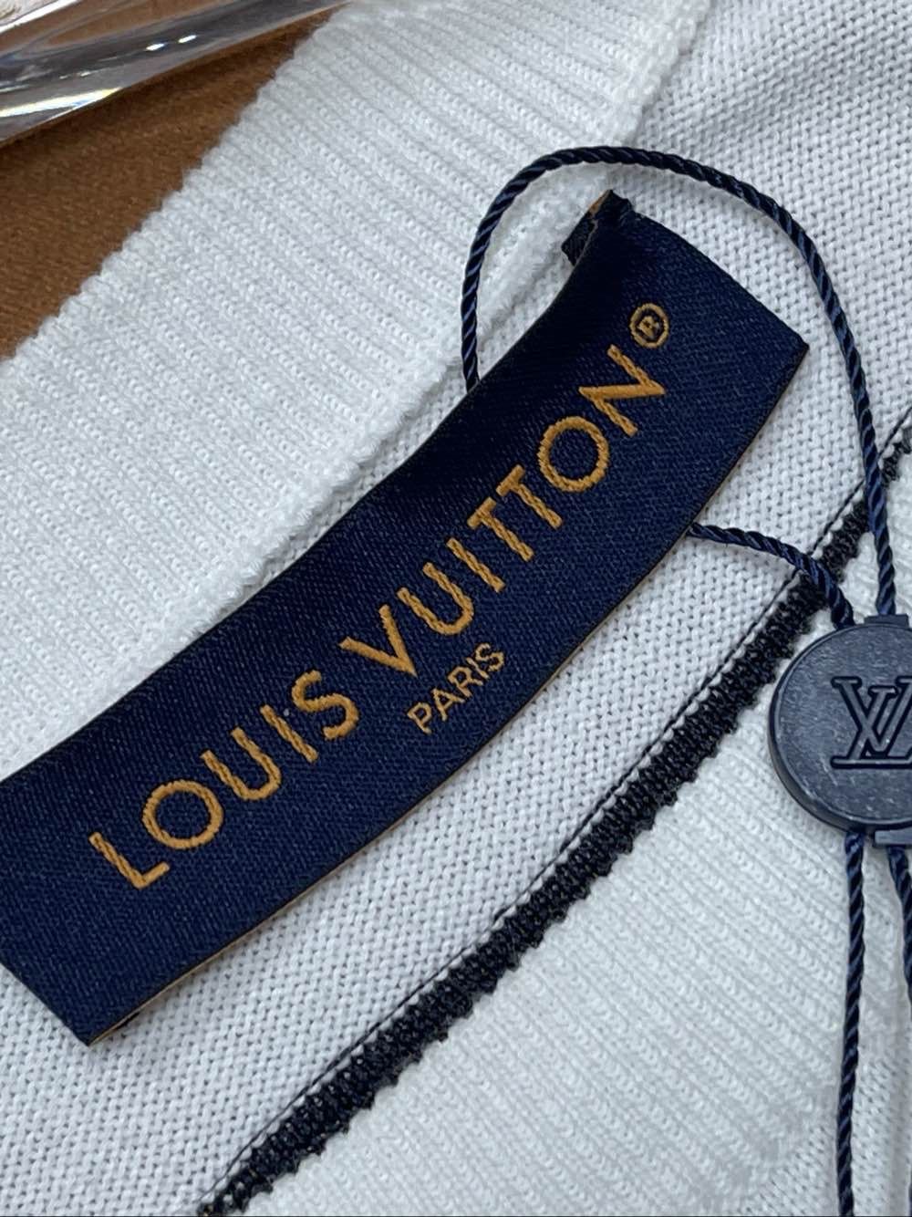 Louis Vuitton Louis Vuitton Graphic Logo T-Shirt Size L Size US L / EU 52-54 / 3 - 3 Thumbnail