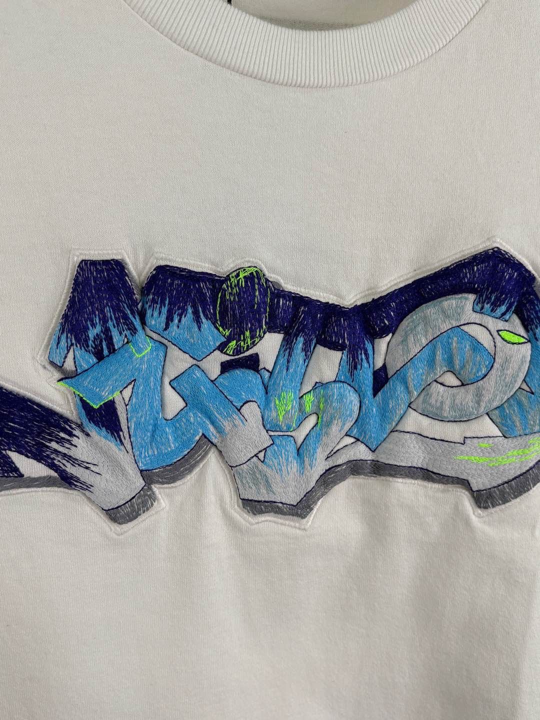 Louis Vuitton Louis Vuitton Graffiti Logo T-Shirt Size L Size US L / EU 52-54 / 3 - 6 Thumbnail