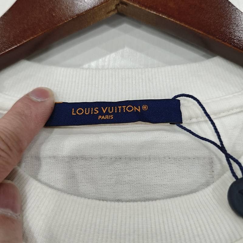 Louis Vuitton Louis Vuitton Rainbow Logo T-Shirt Size M Size US M / EU 48-50 / 2 - 3 Thumbnail