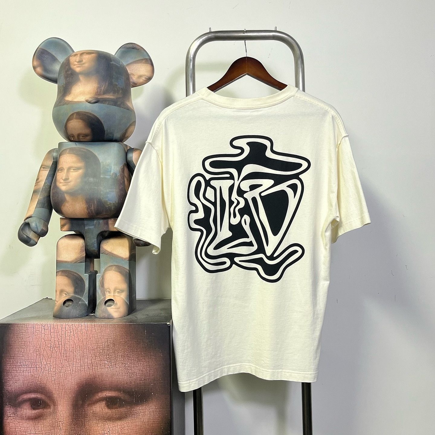 Louis Vuitton Louis Vuitton Graphic T-Shirt Size M Size US M / EU 48-50 / 2 - 2 Thumbnail
