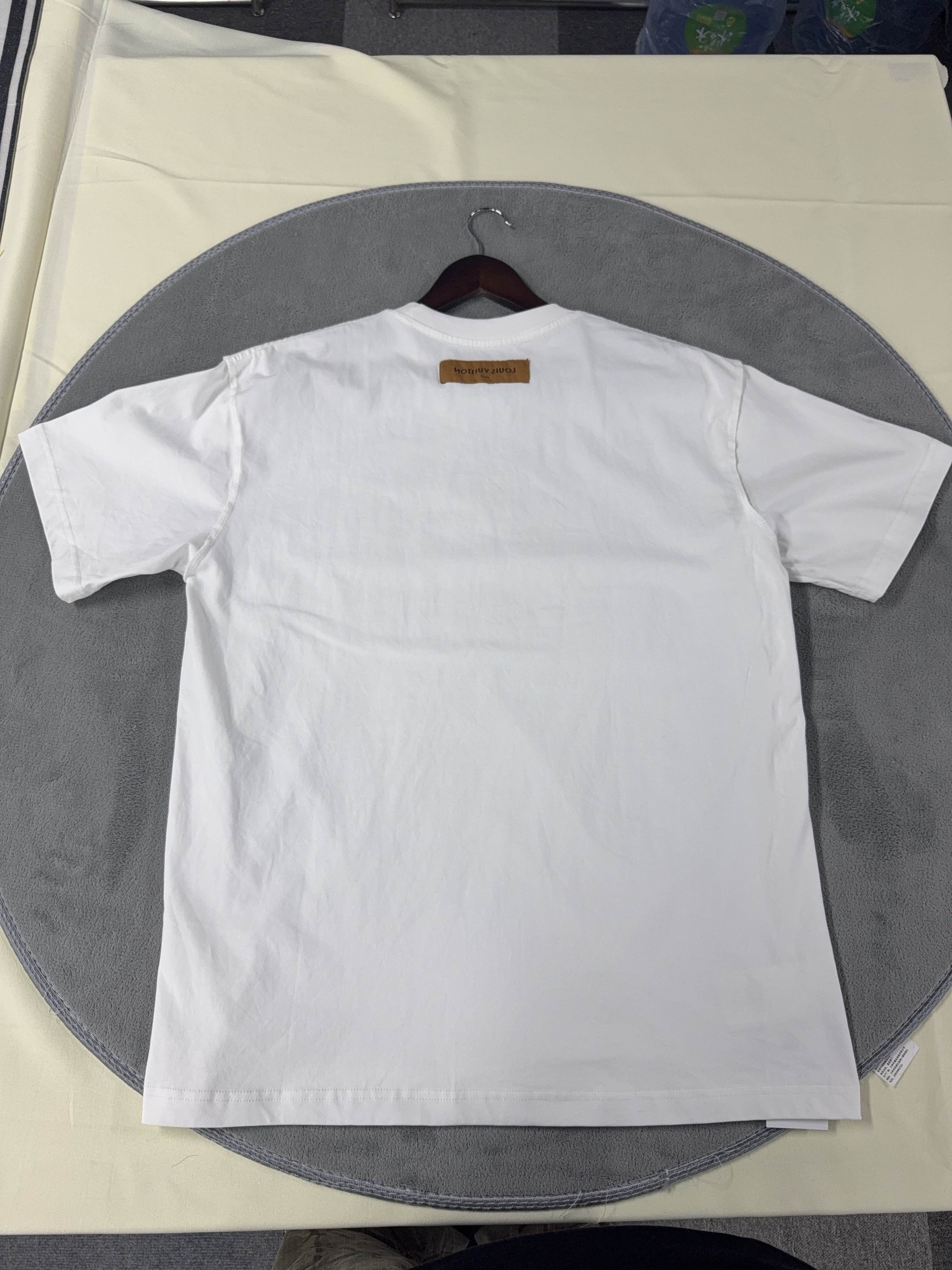 Louis Vuitton Louis Vuitton Embossed Logo T-Shirt Size S Size US S / EU 44-46 / 1 - 2 Thumbnail