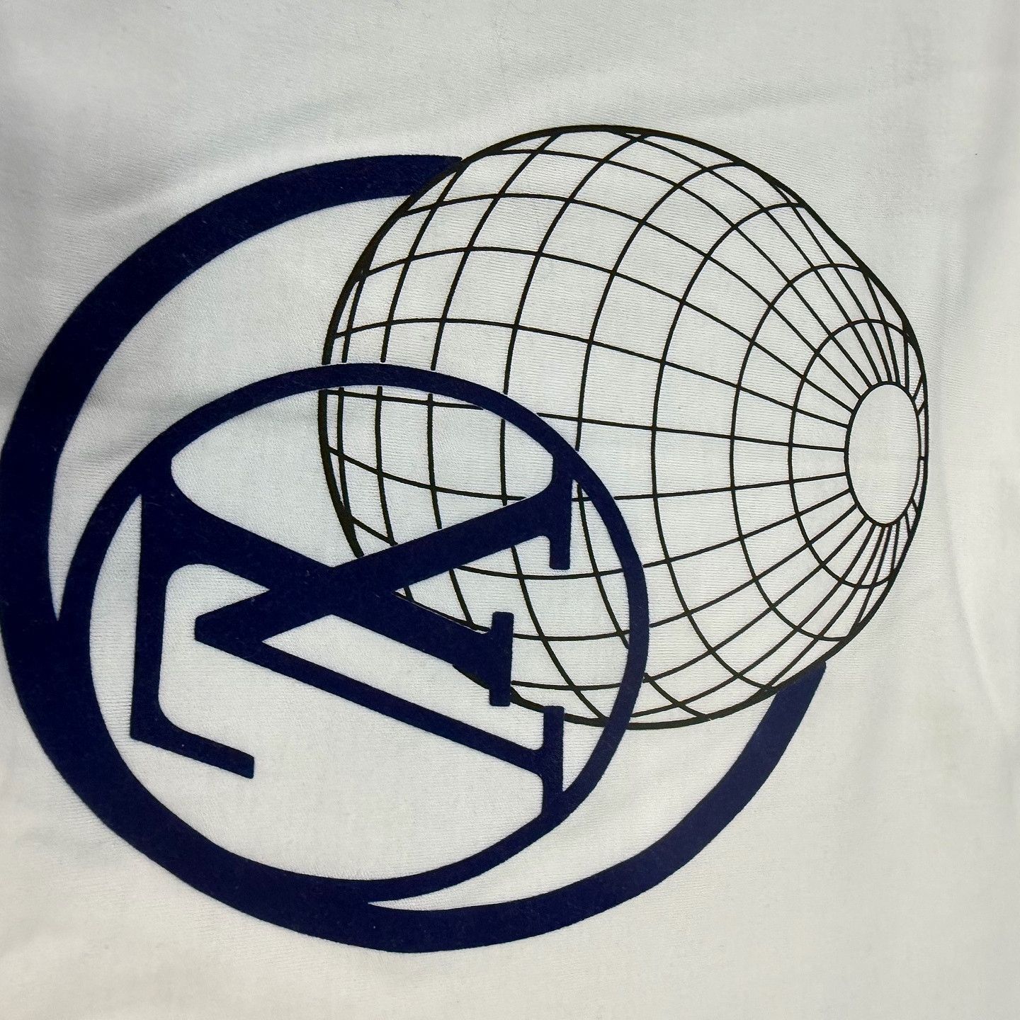 Louis Vuitton Louis Vuitton Globe Logo T-Shirt Size L Size L / US 10 / IT 46 - 6 Thumbnail