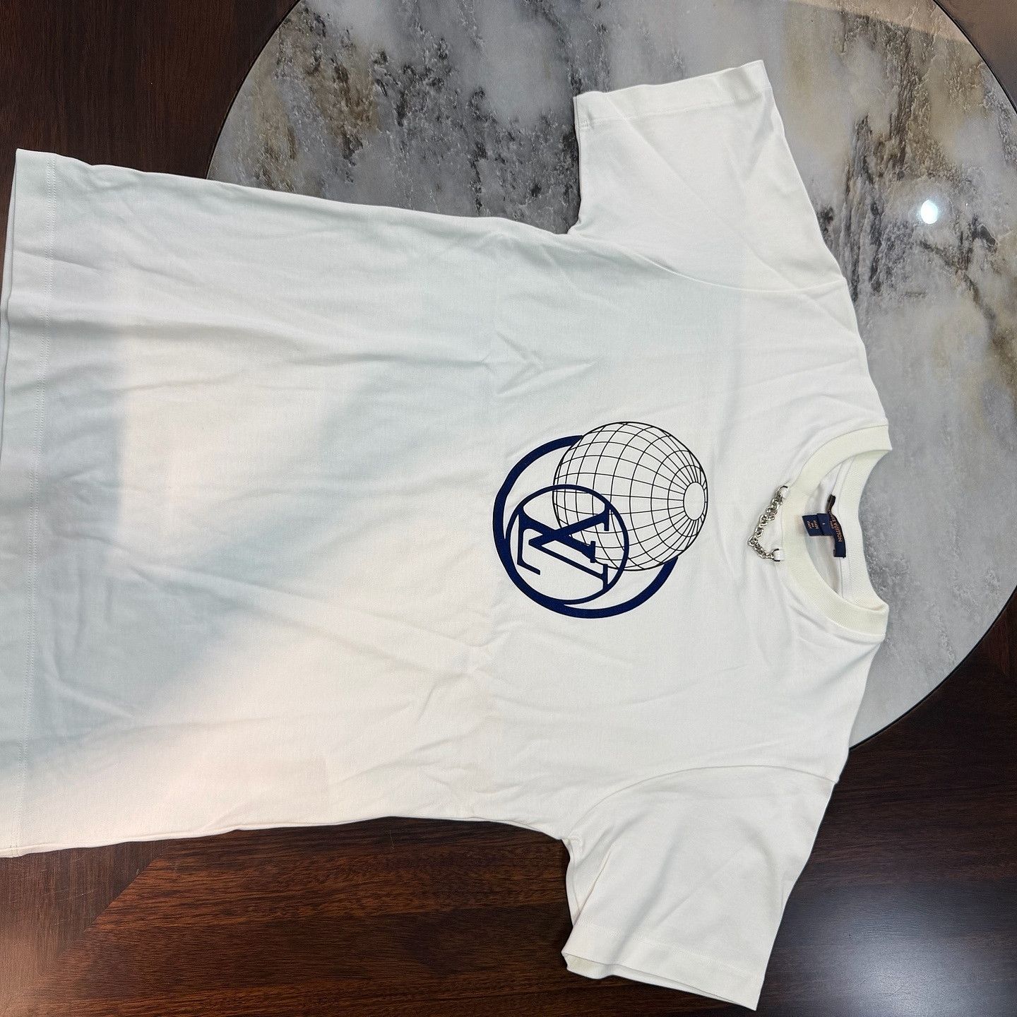 Louis Vuitton Louis Vuitton Globe Logo T-Shirt Size L Size L / US 10 / IT 46 - 5 Thumbnail
