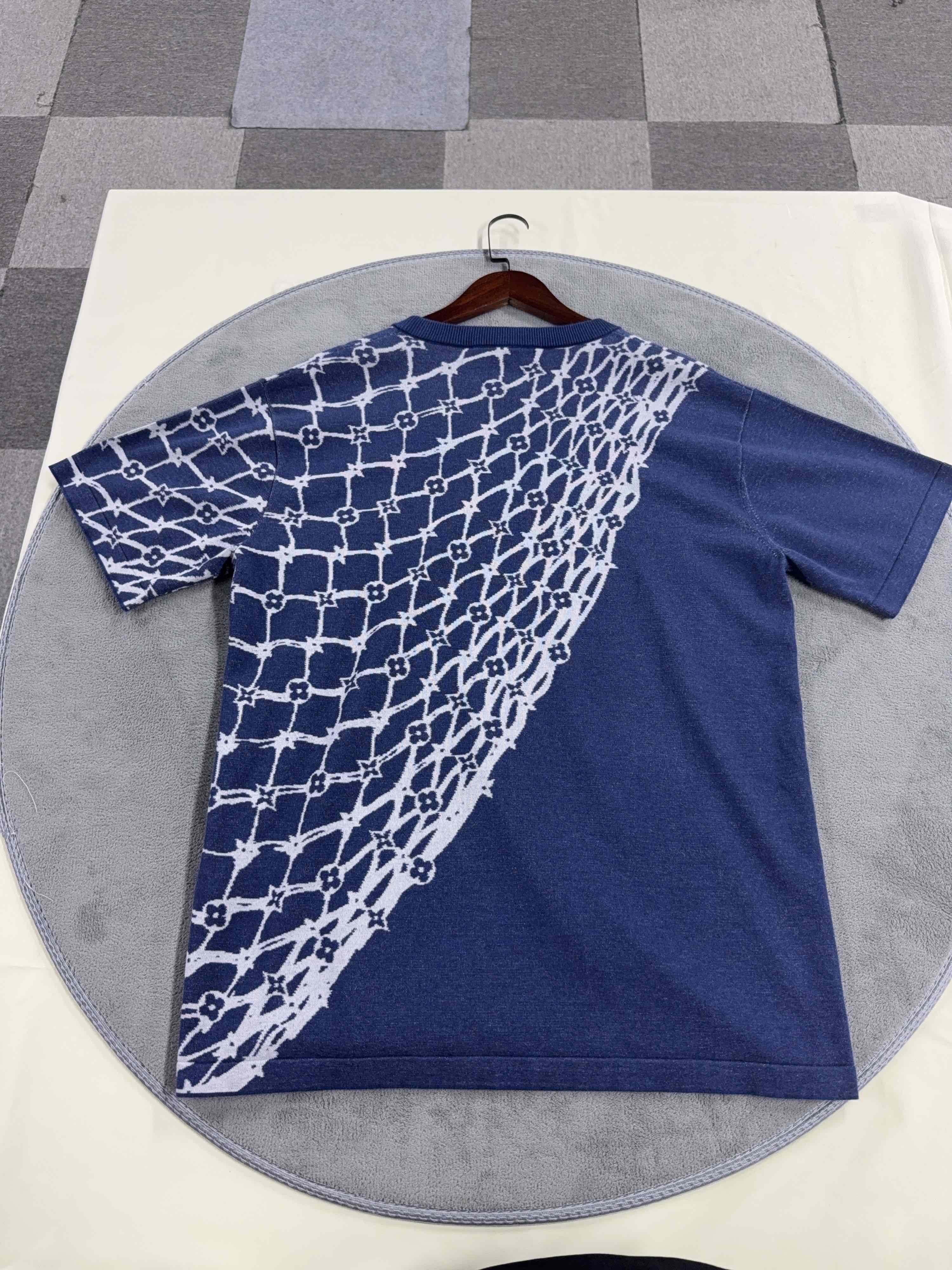 Louis Vuitton Louis Vuitton Net Pattern T-Shirt Size XL Size US XL / EU 56 / 4 - 2 Thumbnail