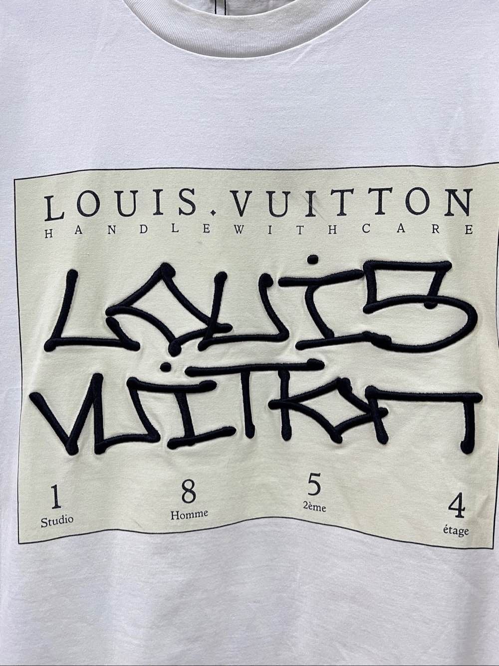 Louis Vuitton Louis Vuitton Handle With Care Logo T-Shirt Size L Size US L / EU 52-54 / 3 - 5 Thumbnail