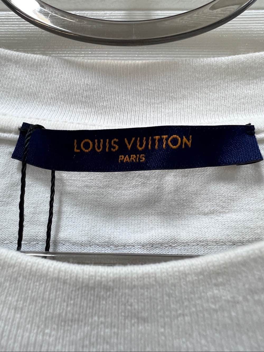 Louis Vuitton Louis Vuitton Handle With Care Logo T-Shirt Size L Size US L / EU 52-54 / 3 - 3 Thumbnail