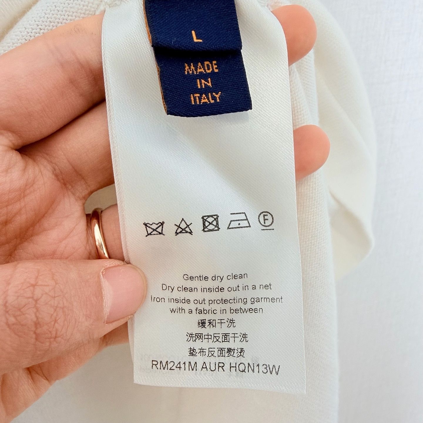 Louis Vuitton Louis Vuitton Logo T-Shirt Size L Size US L / EU 52-54 / 3 - 4 Thumbnail