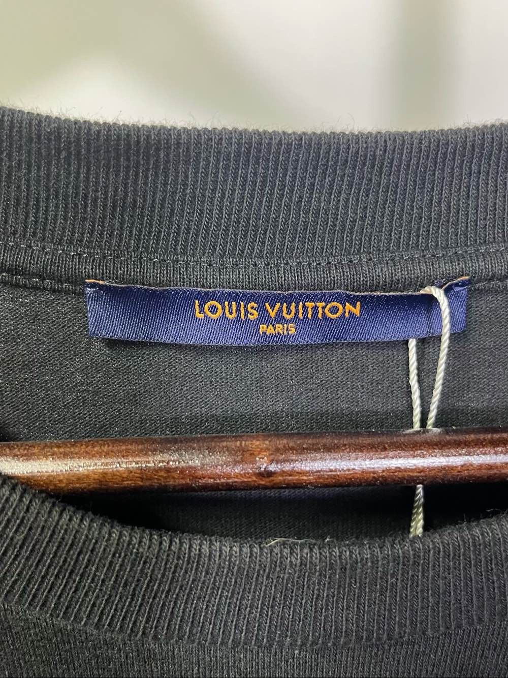 Louis Vuitton Louis Vuitton Logo Patch T-Shirt Size XL Size US XL / EU 56 / 4 - 3 Thumbnail