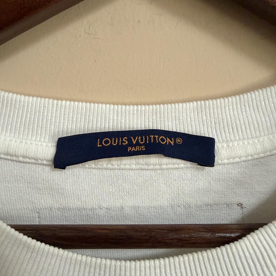 Louis Vuitton Louis Vuitton Rainbow Logo T-Shirt Size L Size US L / EU 52-54 / 3 - 3 Thumbnail