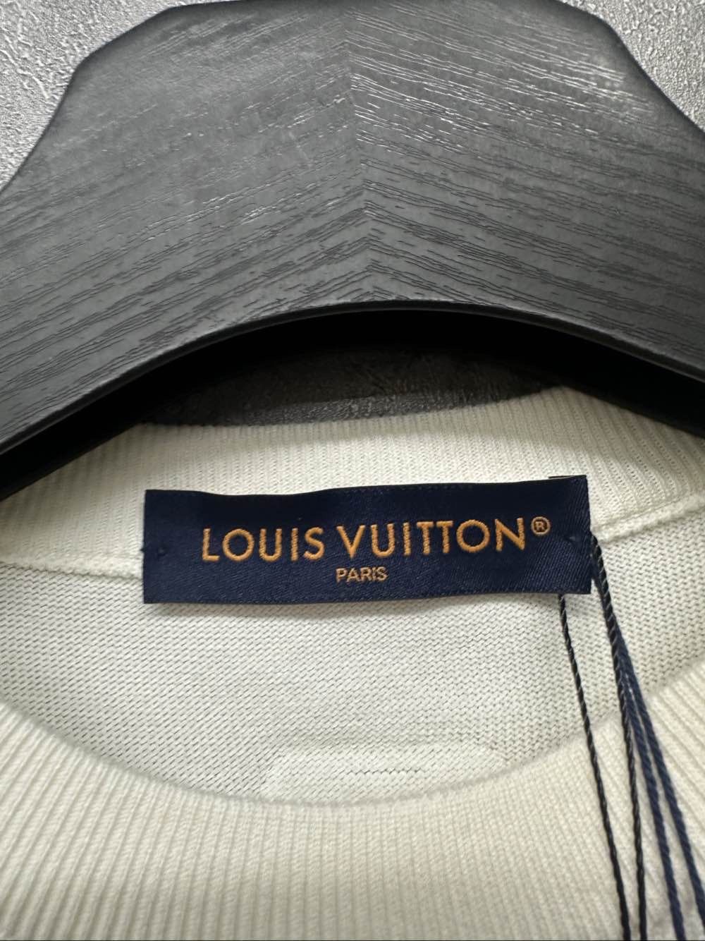 Louis Vuitton Louis Vuitton Leather Patch Logo T-Shirt Size S Size US S / EU 44-46 / 1 - 3 Thumbnail