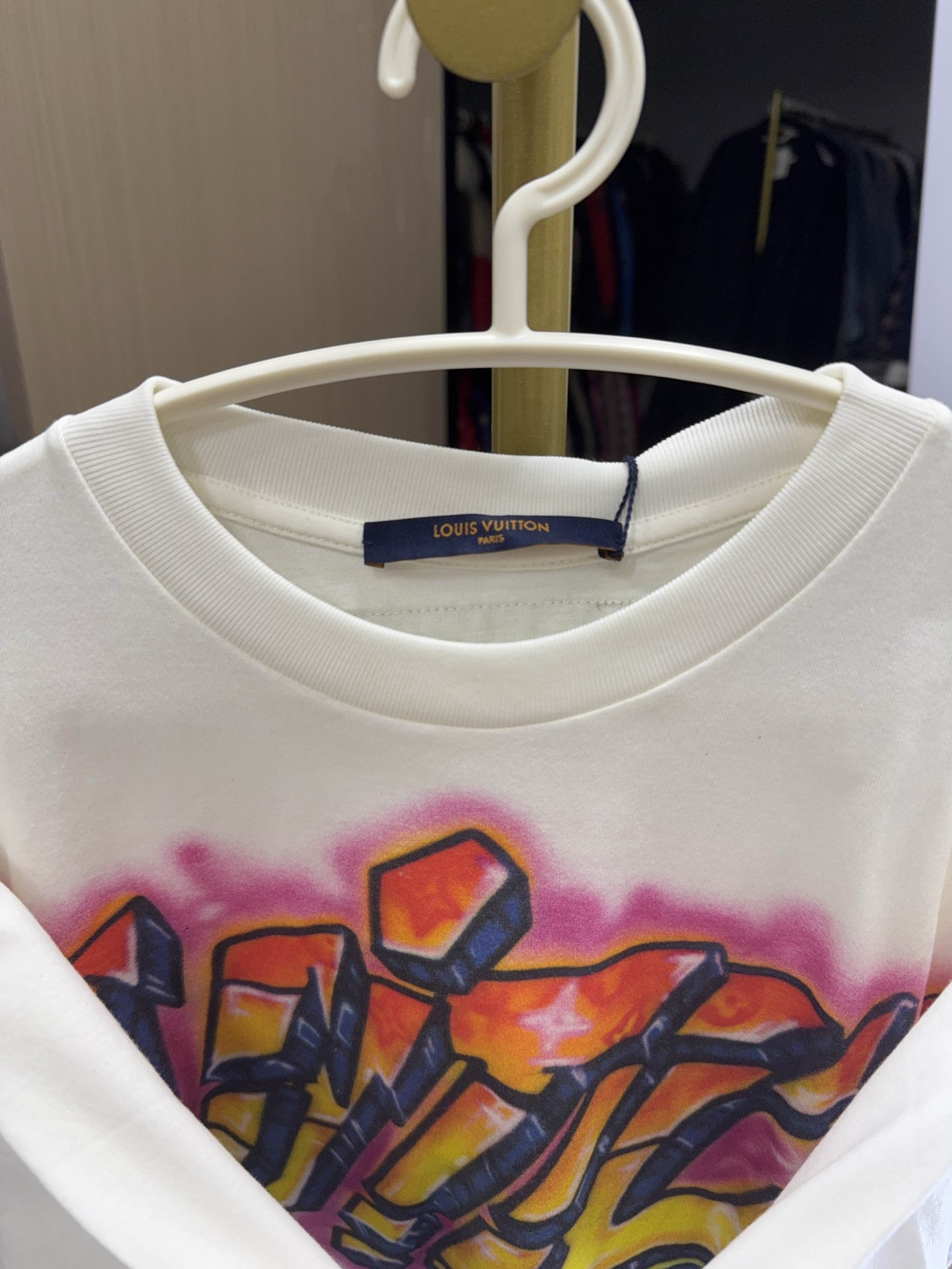 Louis Vuitton Louis Vuitton Graffiti Logo T-Shirt Size S Size US S / EU 44-46 / 1 - 6 Thumbnail