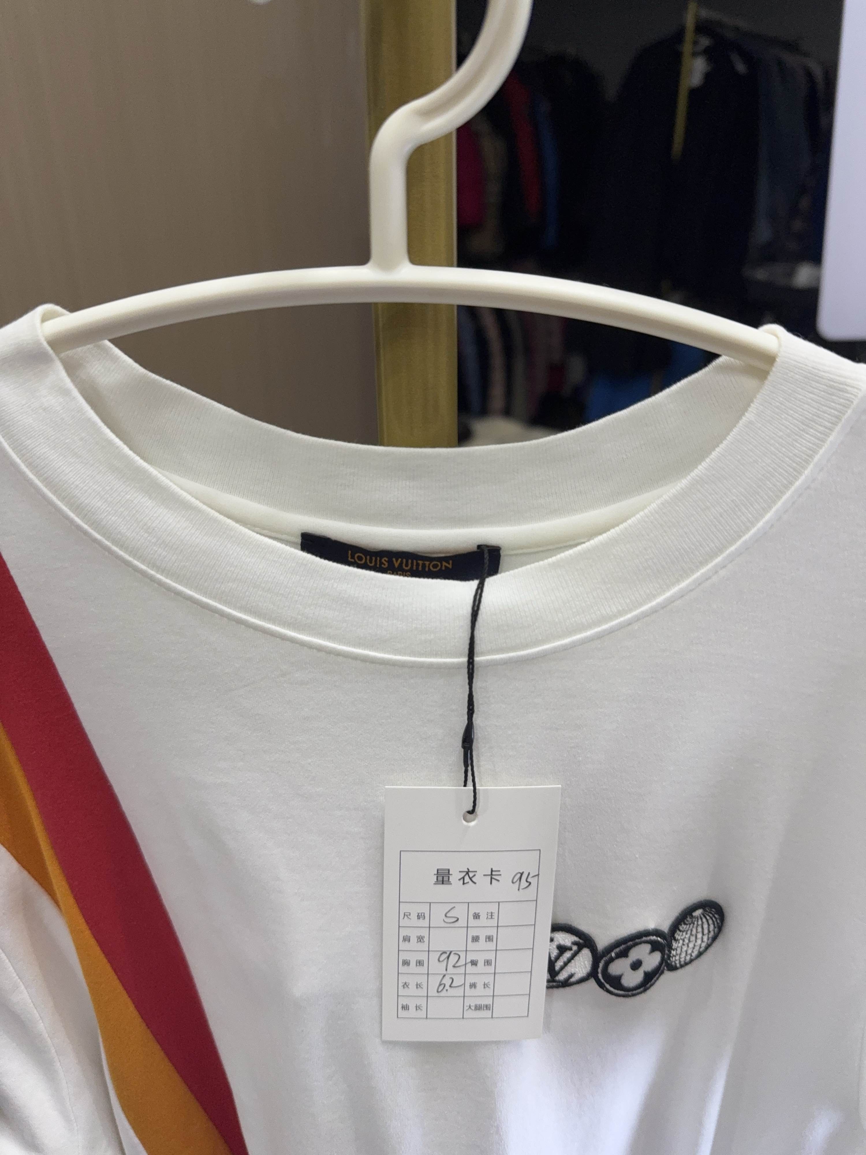 Louis Vuitton Louis Vuitton Stripe Logo T-Shirt Size XS Size XS / US 0-2 / IT 36-38 - 3 Thumbnail