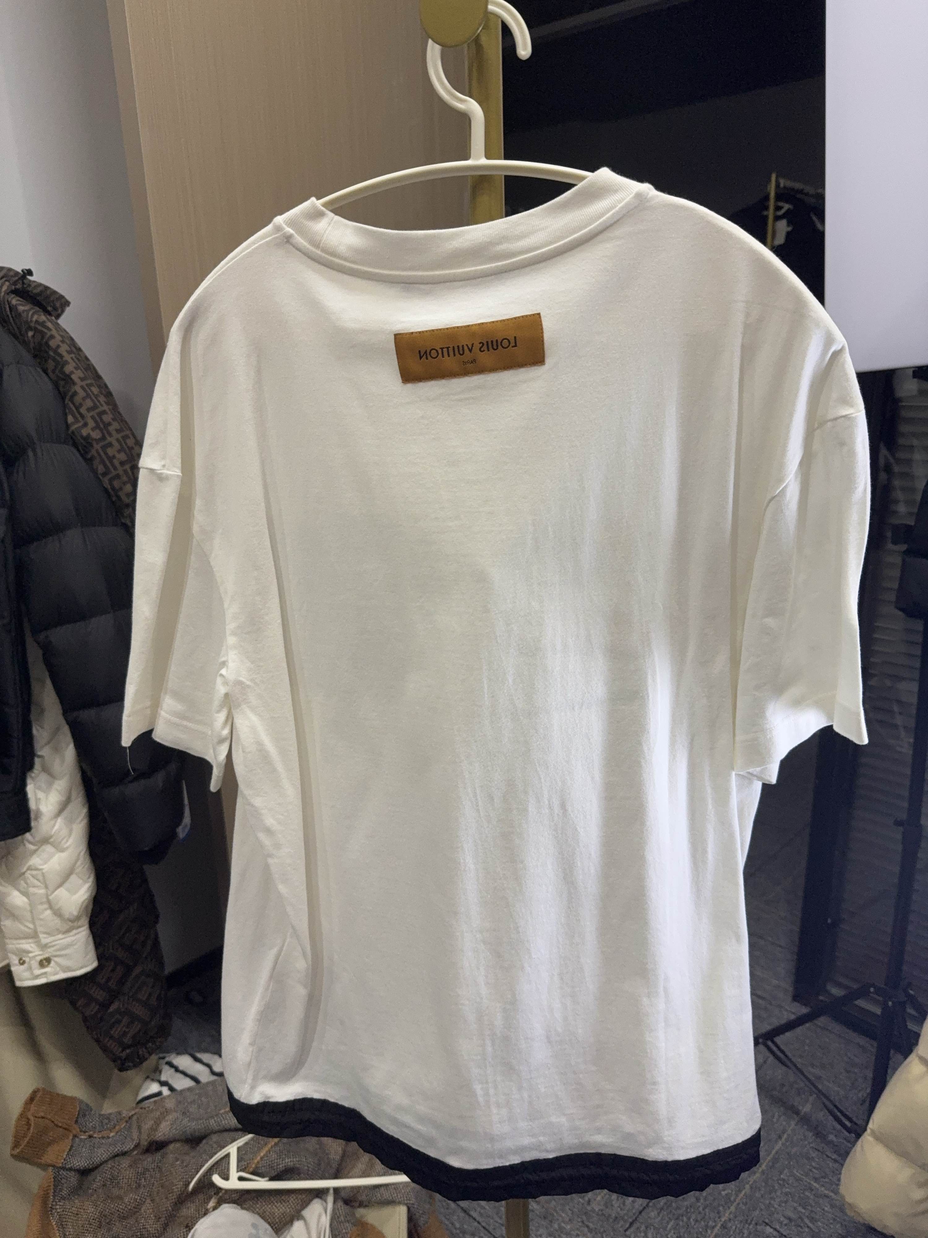 Louis Vuitton Louis Vuitton Patch Pocket T-Shirt Size S Size US S / EU 44-46 / 1 - 2 Thumbnail