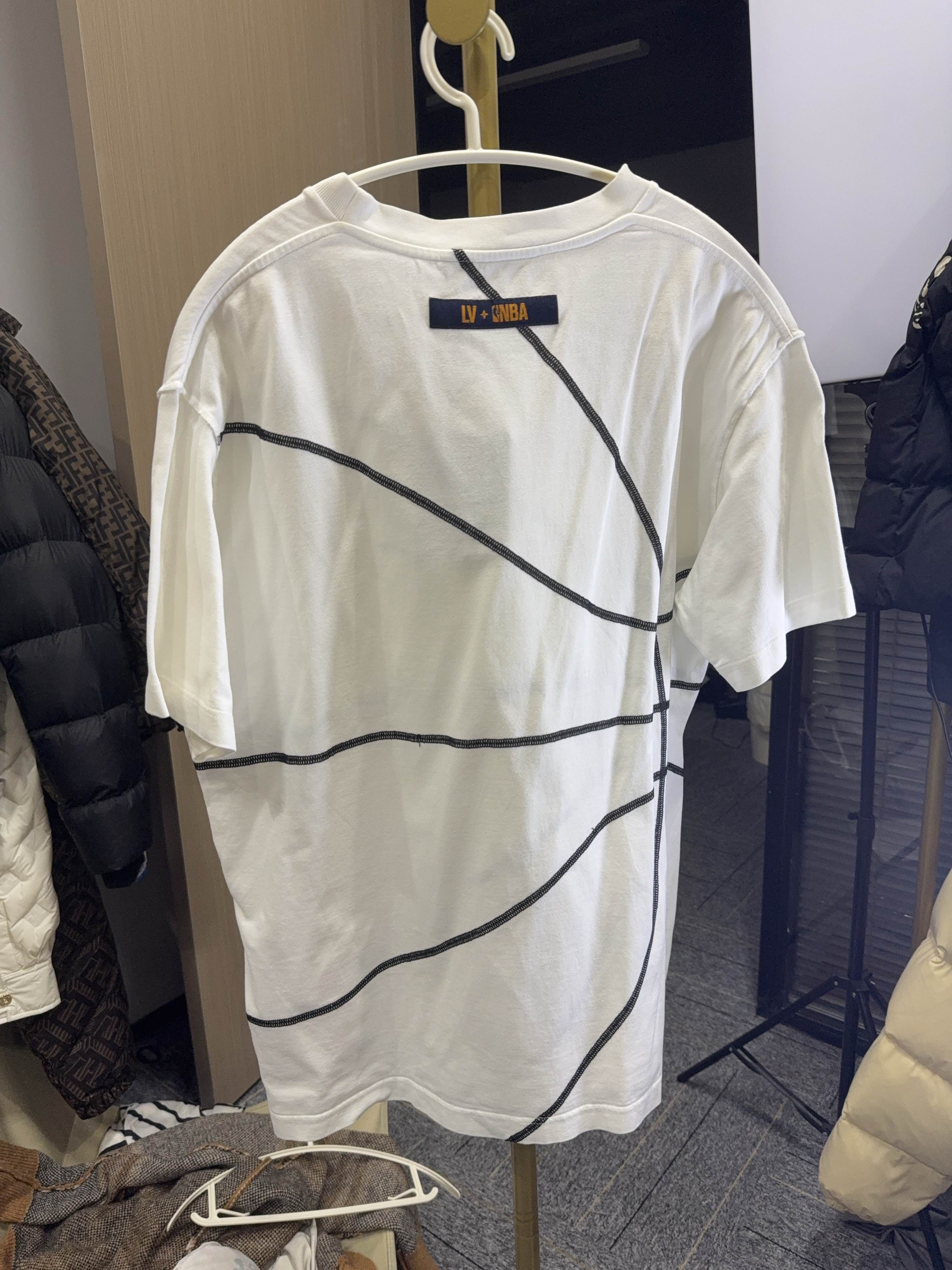 Louis Vuitton Louis Vuitton x NBA Basketball Print T-Shirt Size L Size US L / EU 52-54 / 3 - 2 Thumbnail