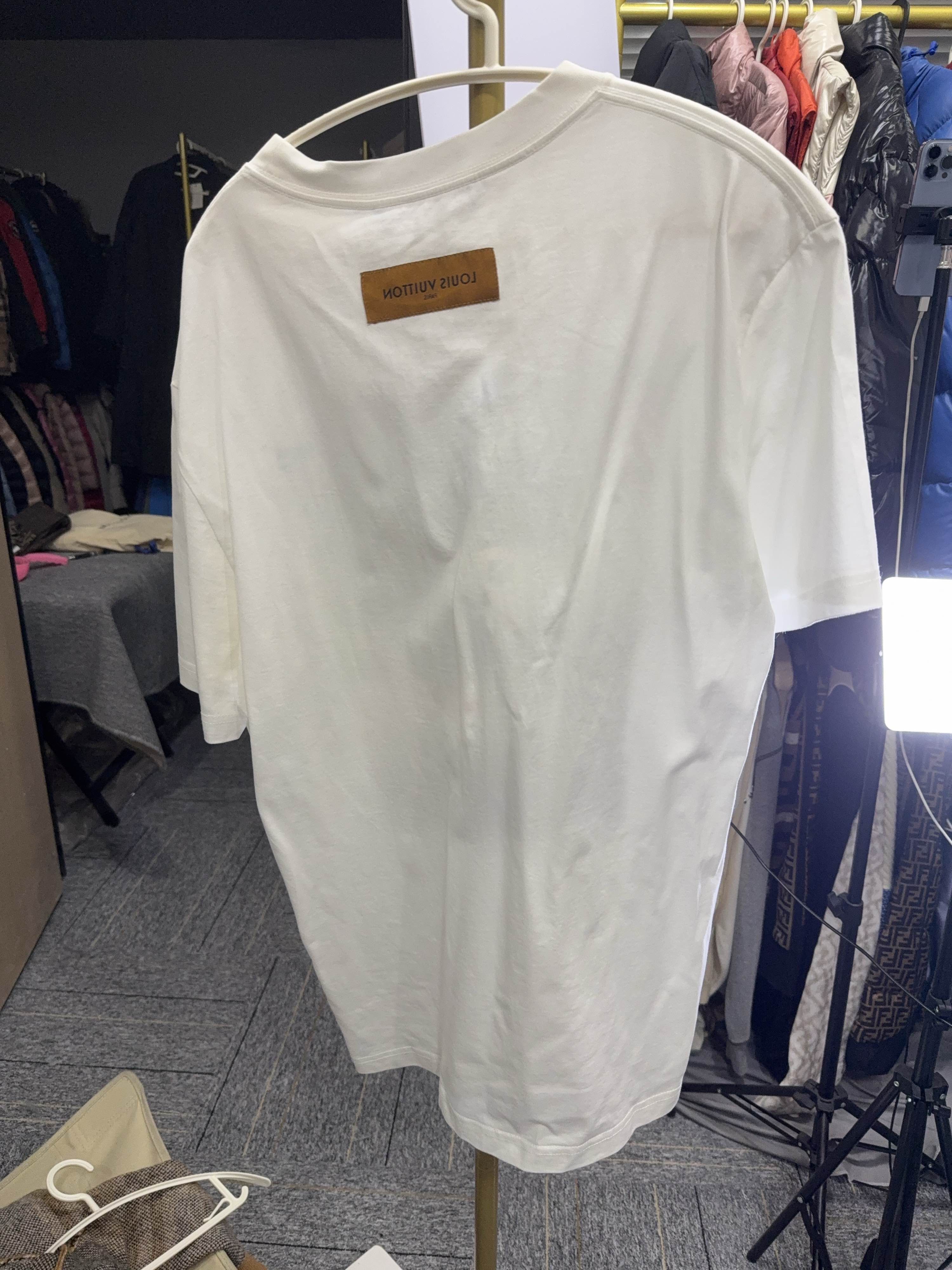 Louis Vuitton Louis Vuitton Graphic Print T-Shirt Size M Size US M / EU 48-50 / 2 - 2 Thumbnail