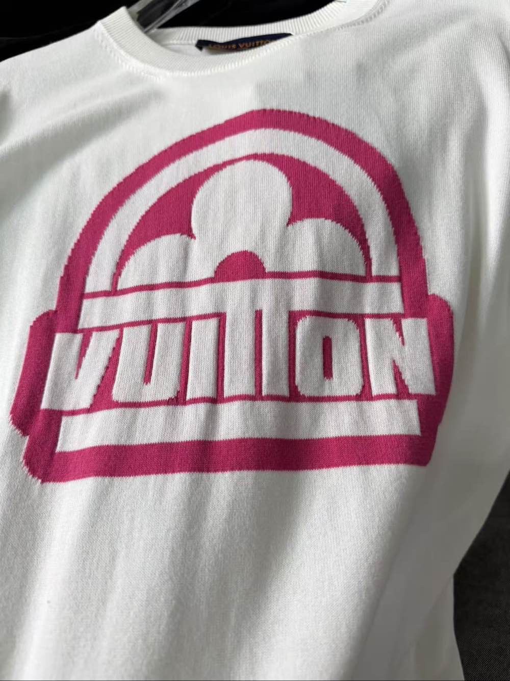 Louis Vuitton Louis Vuitton Pink Logo T-Shirt Size XL Size US XL / EU 56 / 4 - 5 Thumbnail