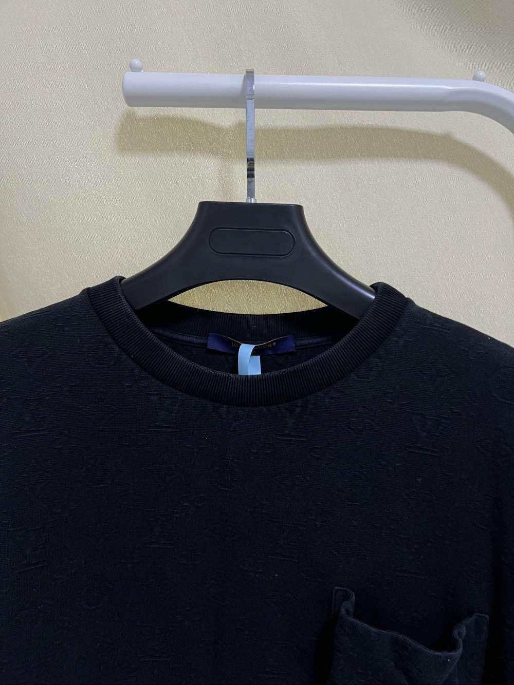 Louis Vuitton Louis Vuitton Monogram Embossed Pocket T-Shirt Size XL Size US XL / EU 56 / 4 - 3 Thumbnail