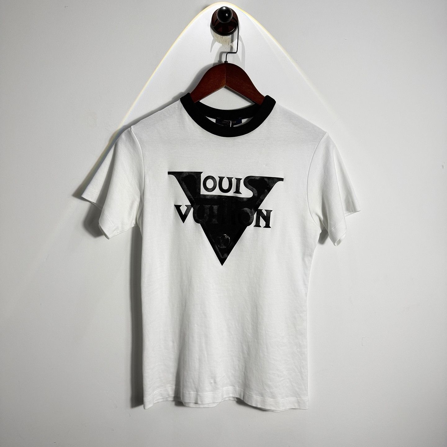 Louis Vuitton Louis Vuitton Triangle Logo T-Shirt Size S Size S / US 4 / IT 40 - 6 Thumbnail