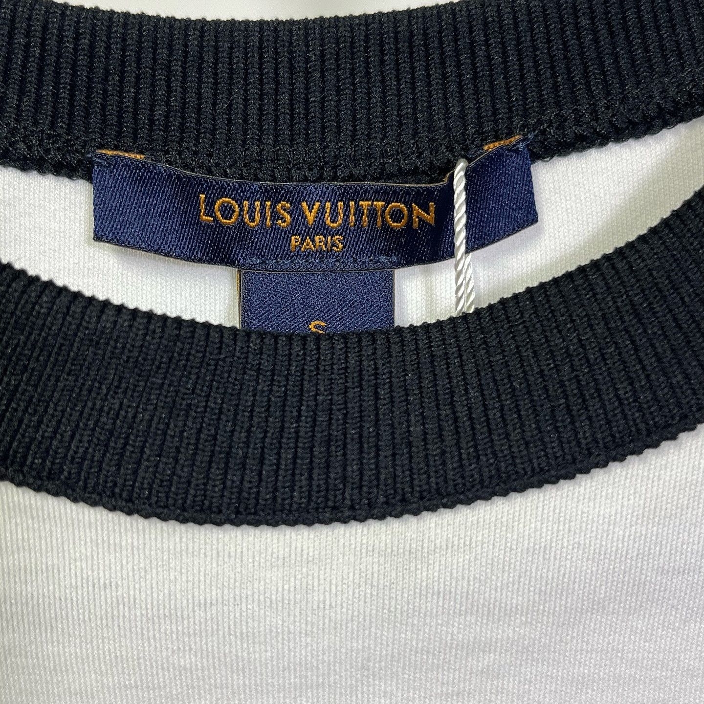 Louis Vuitton Louis Vuitton Triangle Logo T-Shirt Size S Size S / US 4 / IT 40 - 3 Thumbnail