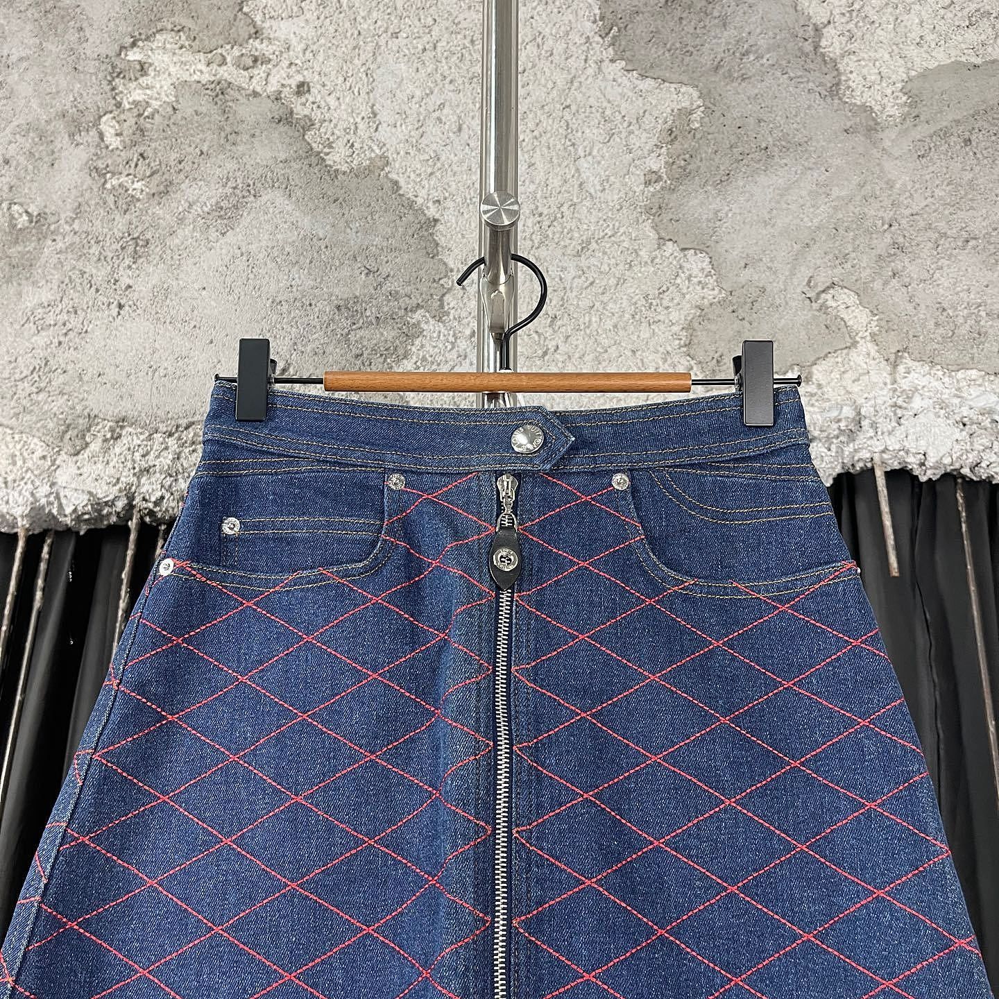 Louis Vuitton Louis Vuitton Quilted Denim Mini Skirt Size 34 Size 25" / US 0 / IT 36 - 6 Thumbnail