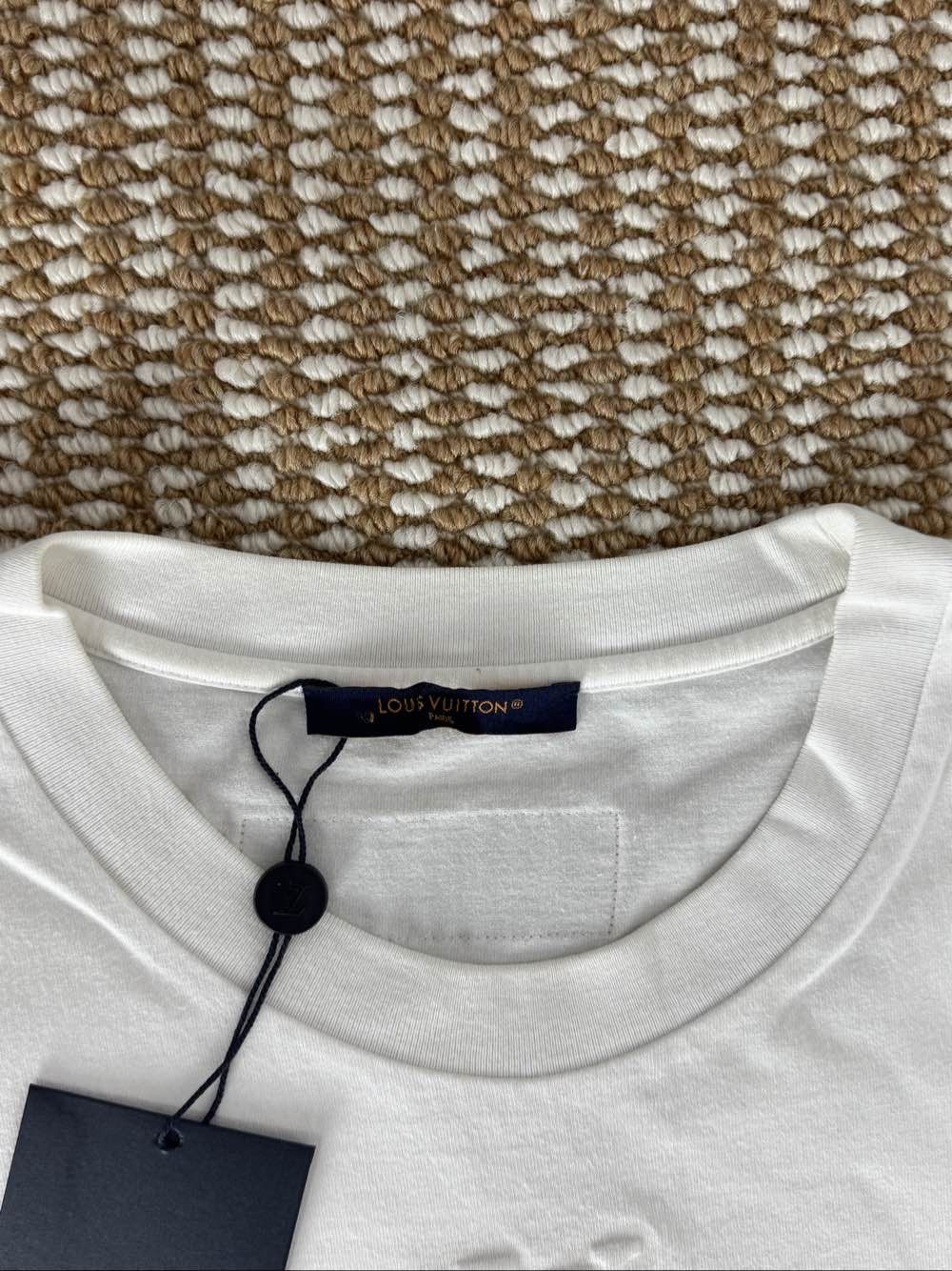 Louis Vuitton Louis Vuitton Embossed Logo T-Shirt Size XXL Size US XXL / EU 58 / 5 - 6 Thumbnail