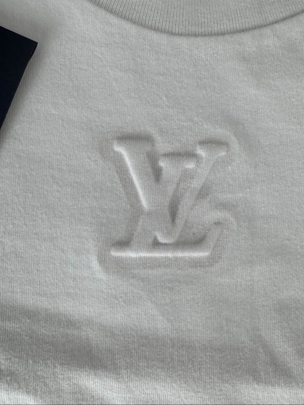 Louis Vuitton Louis Vuitton Embossed Logo T-Shirt Size XXL Size US XXL / EU 58 / 5 - 7 Thumbnail