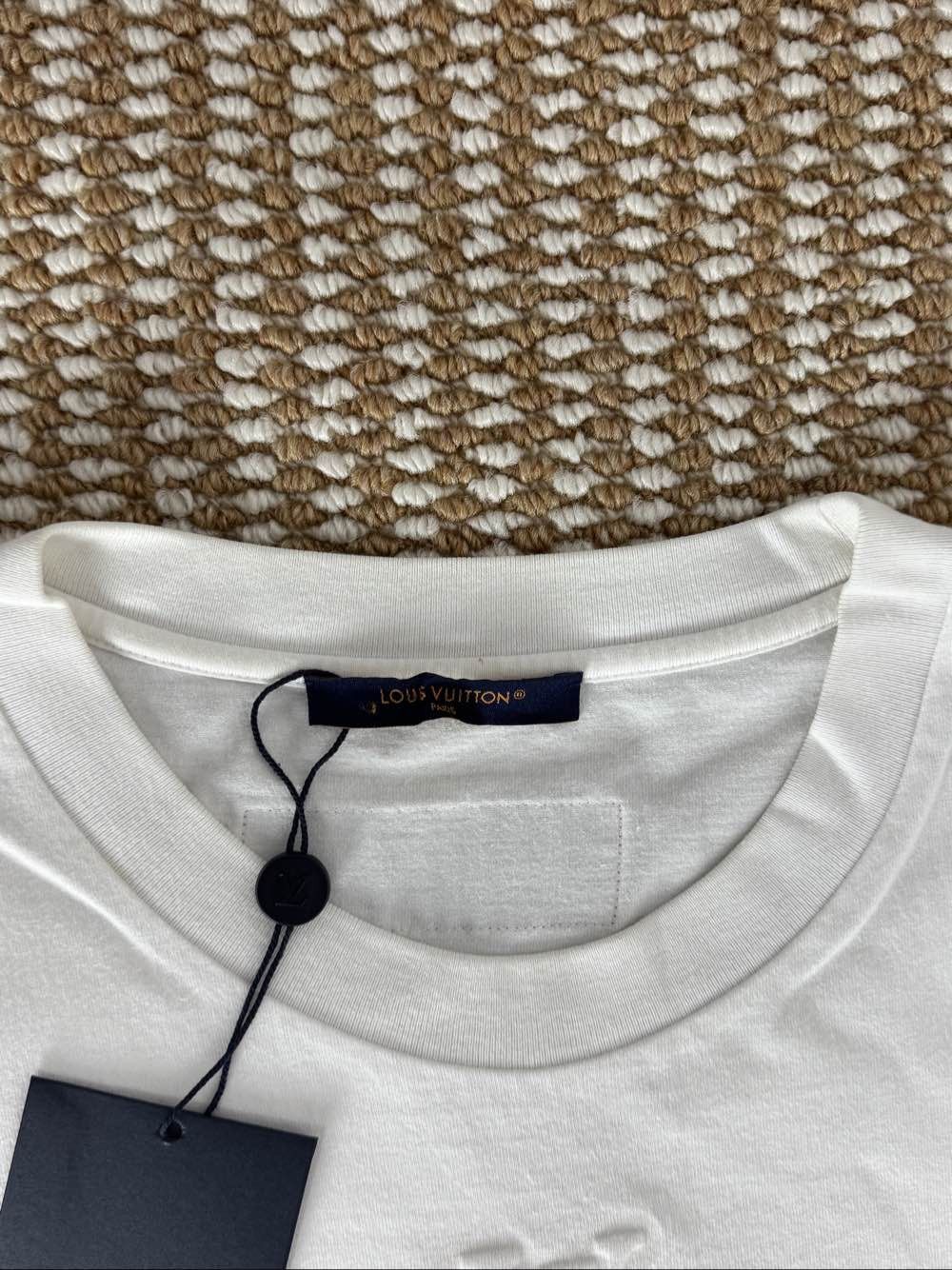 Louis Vuitton Louis Vuitton Embossed Logo T-Shirt Size XXL Size US XXL / EU 58 / 5 - 3 Thumbnail