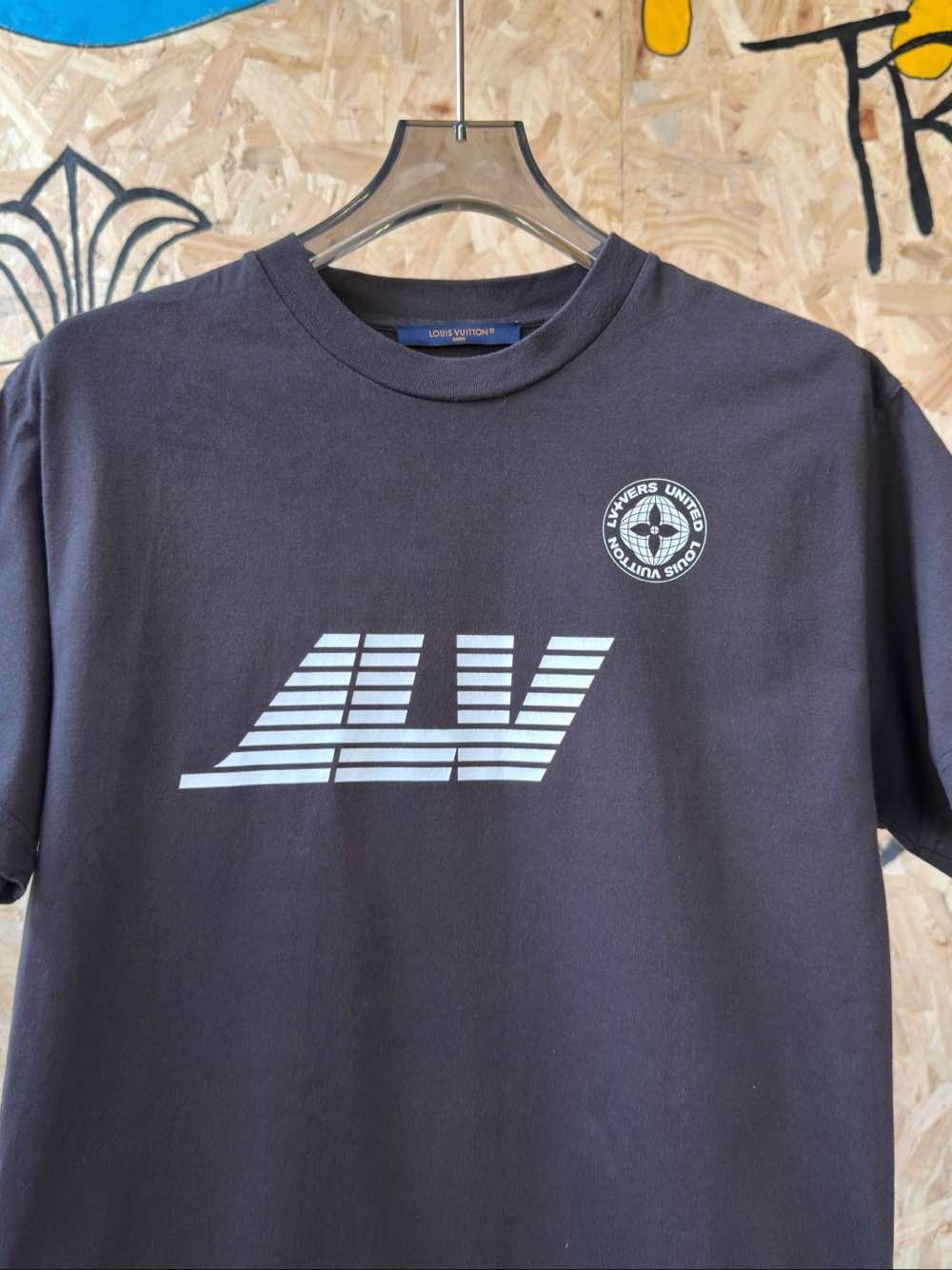 Louis Vuitton Louis Vuitton Graphic Logo T-Shirt Size S Size US S / EU 44-46 / 1 - 6 Thumbnail
