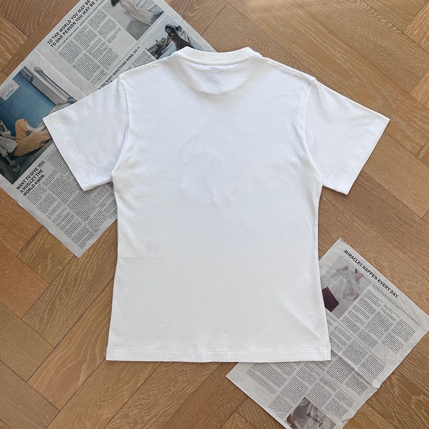 Louis Vuitton Louis Vuitton Globe Logo T-Shirt Size S Size S / US 4 / IT 40 - 2 Thumbnail