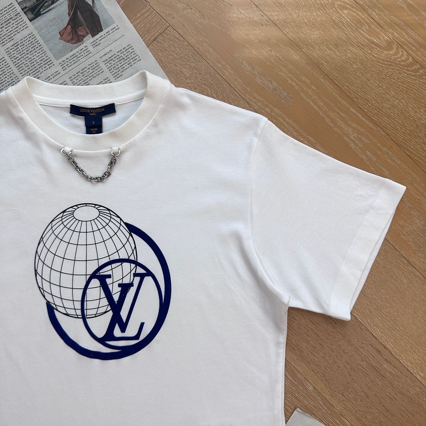 Louis Vuitton Louis Vuitton Globe Logo T-Shirt Size S Size S / US 4 / IT 40 - 7 Thumbnail