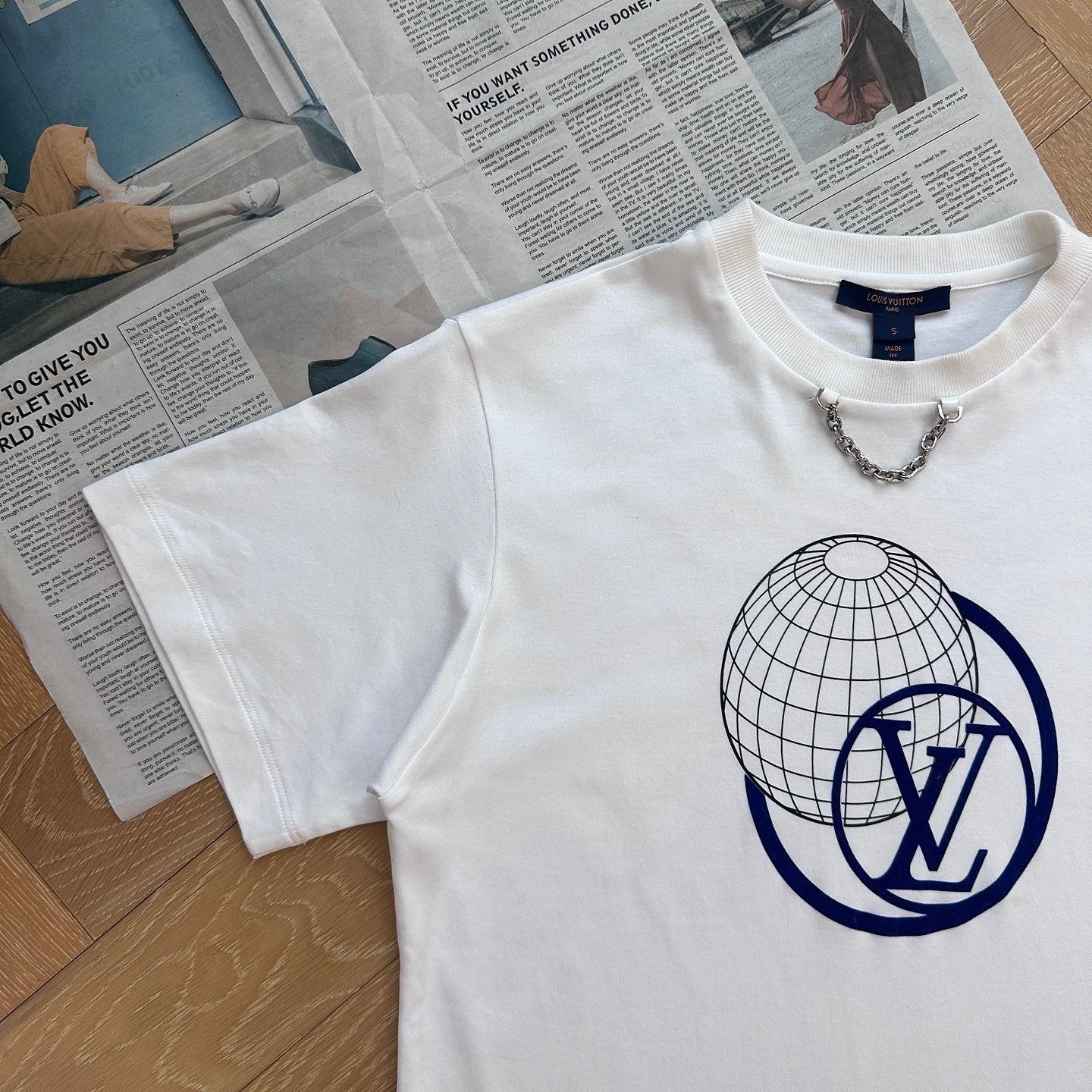 Louis Vuitton Louis Vuitton Globe Logo T-Shirt Size S Size S / US 4 / IT 40 - 8 Thumbnail