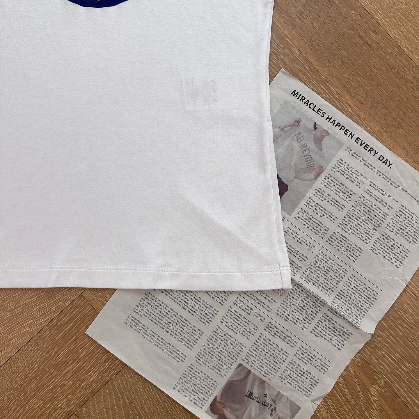 Louis Vuitton Louis Vuitton Globe Logo T-Shirt Size S Size S / US 4 / IT 40 - 5 Thumbnail