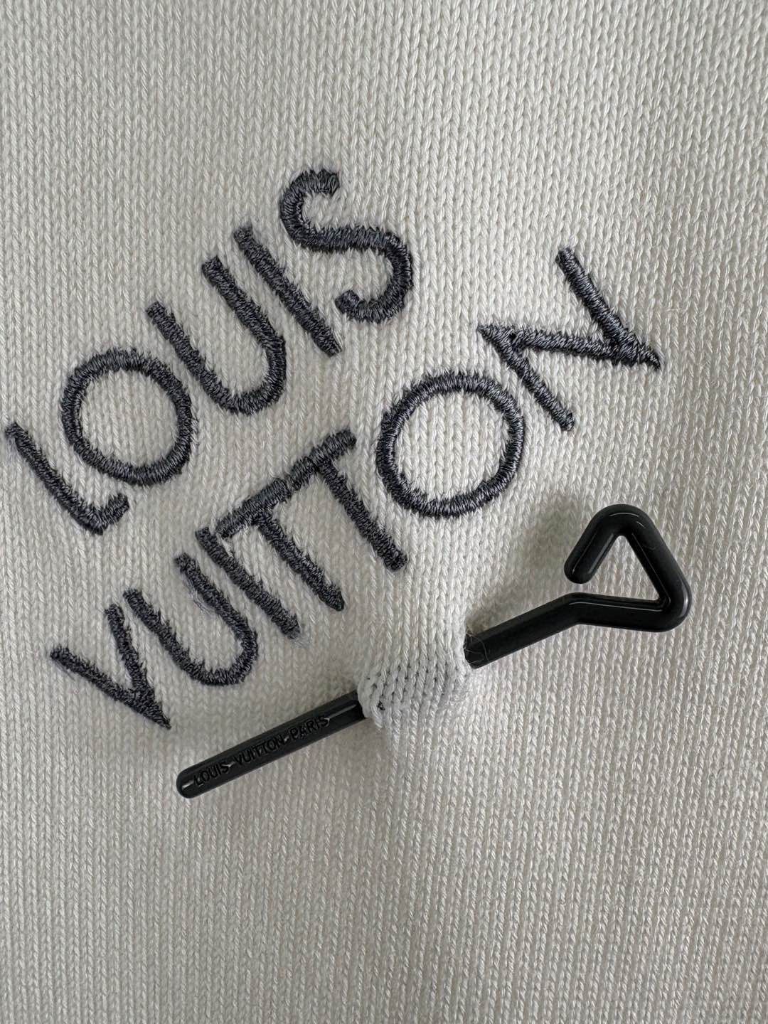 Louis Vuitton Louis Vuitton Embroidered Logo T-Shirt US L Size US L / EU 52-54 / 3 - 6 Thumbnail