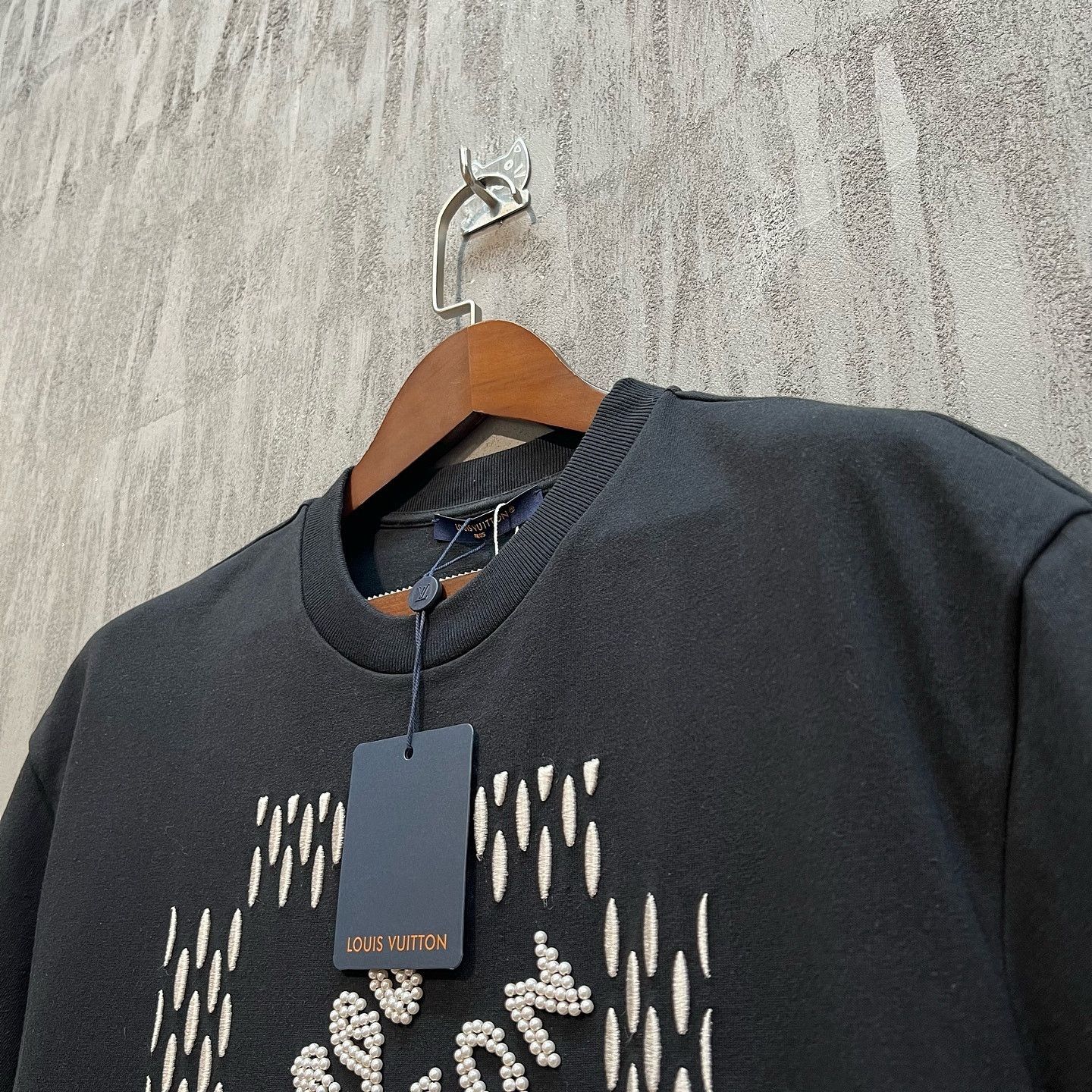 Louis Vuitton Louis Vuitton Bead Embroidered Logo T-Shirt Size XL Size US XL / EU 56 / 4 - 5 Thumbnail