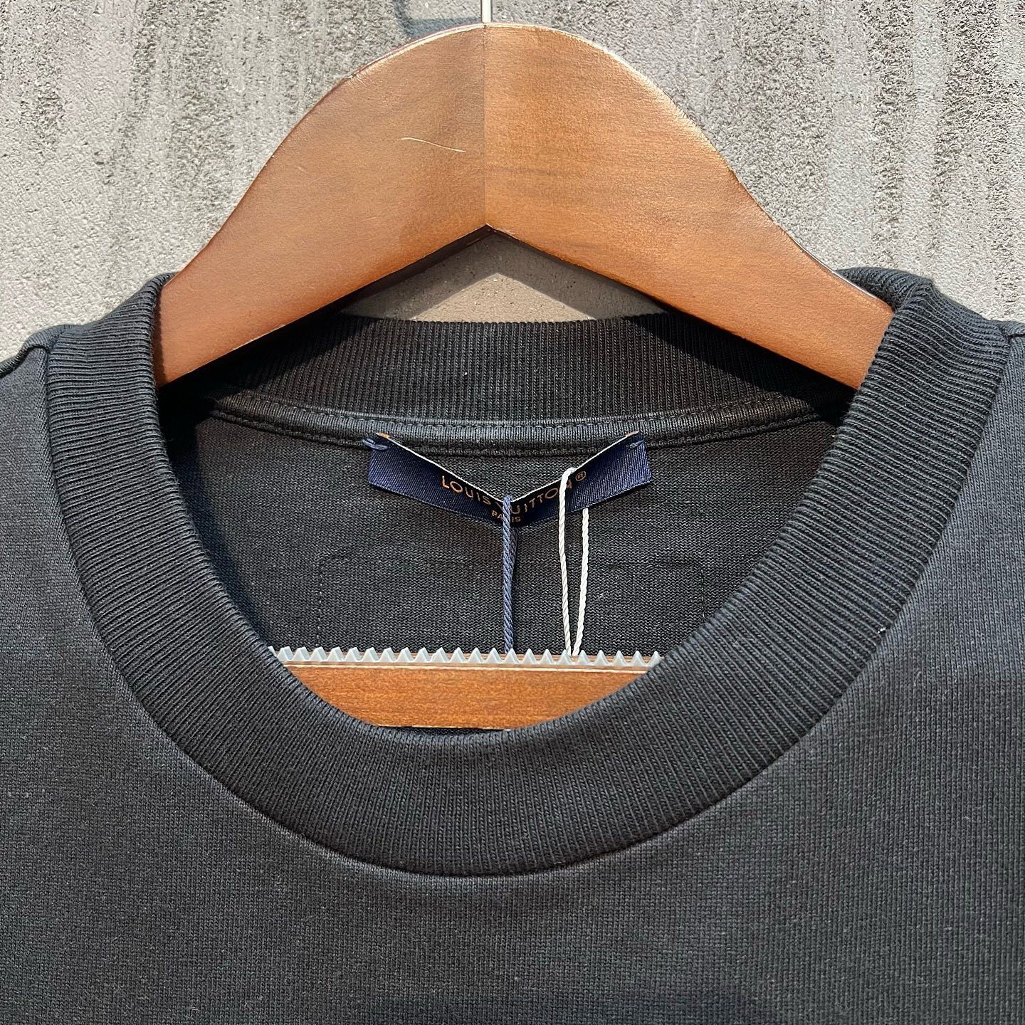 Louis Vuitton Louis Vuitton Bead Embroidered Logo T-Shirt Size XL Size US XL / EU 56 / 4 - 6 Thumbnail