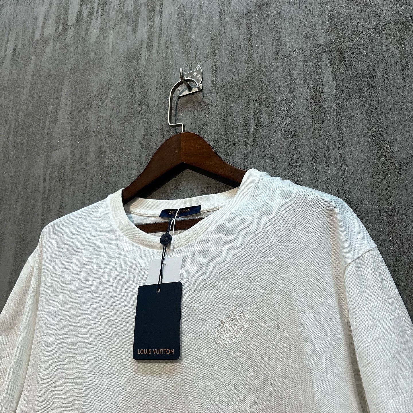 Louis Vuitton Louis Vuitton Logo Embroidered Damier T-Shirt Size L Size US L / EU 52-54 / 3 - 6 Thumbnail