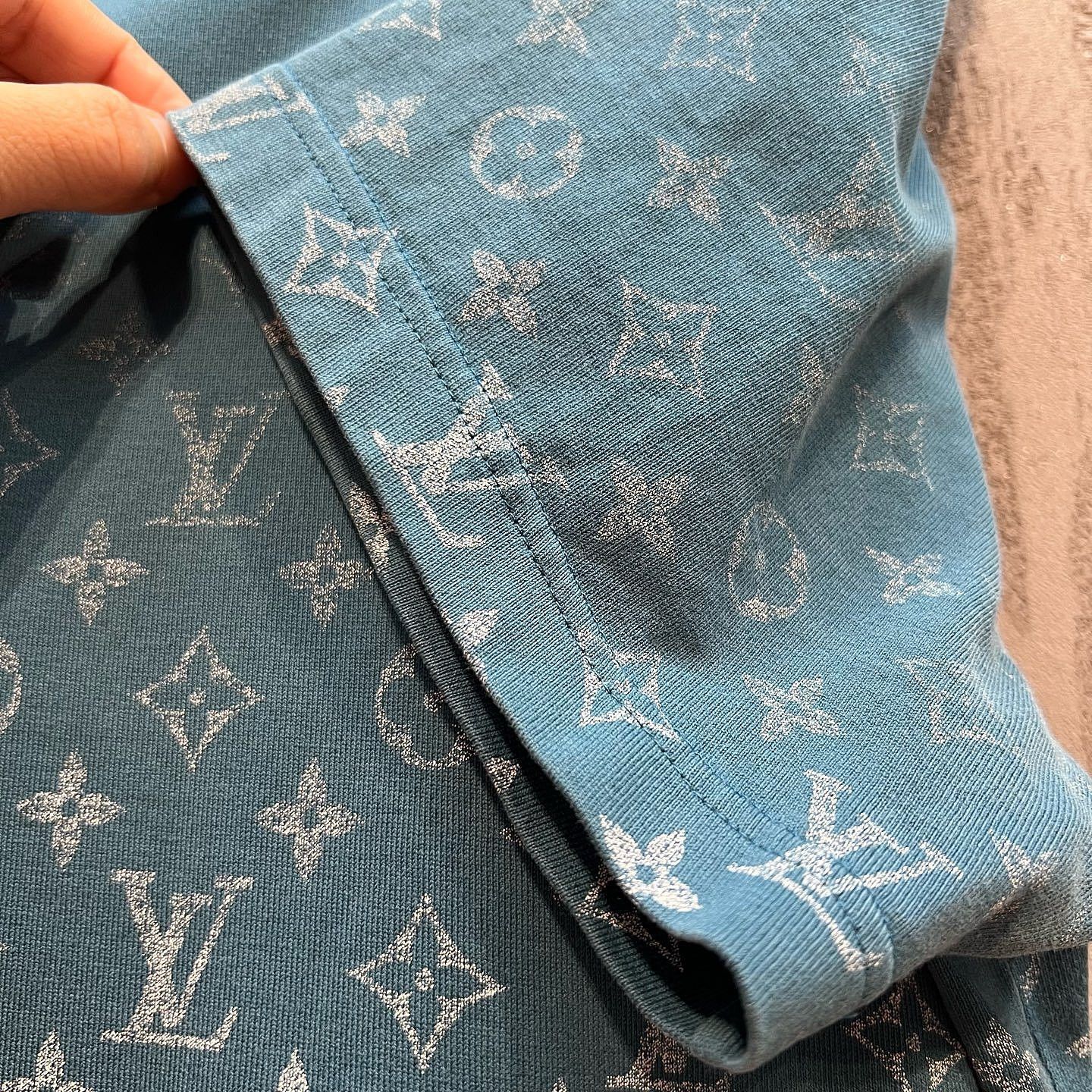 Louis Vuitton Louis Vuitton Monogram Gradient T-Shirt US M Size US M / EU 48-50 / 2 - 9 Thumbnail