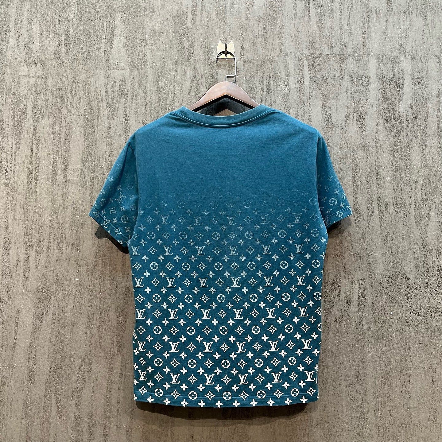 Louis Vuitton Louis Vuitton Monogram Gradient T-Shirt US M Size US M / EU 48-50 / 2 - 2 Thumbnail