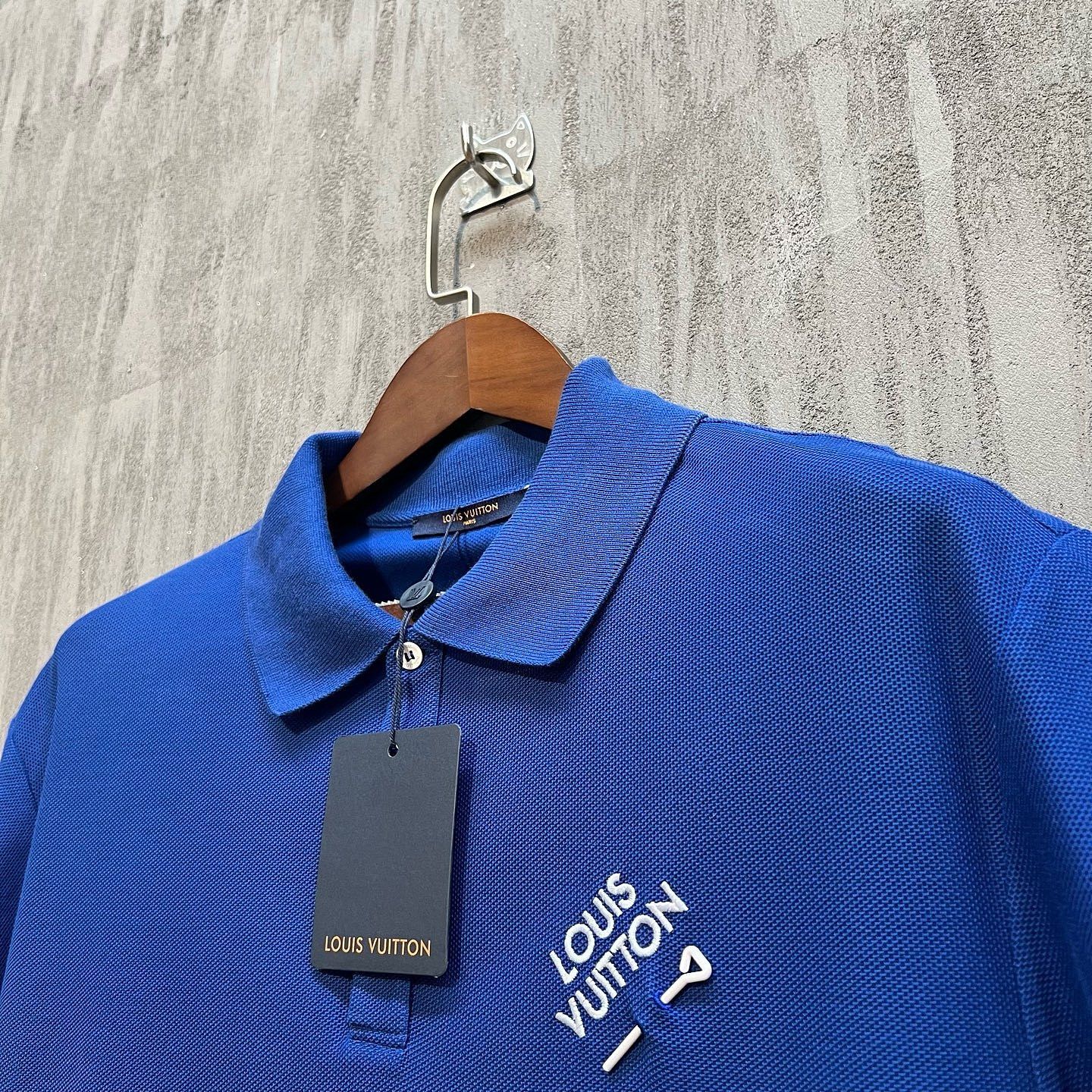 Louis Vuitton Louis Vuitton Embroidered Logo Polo Blue Size L Size US L / EU 52-54 / 3 - 6 Thumbnail